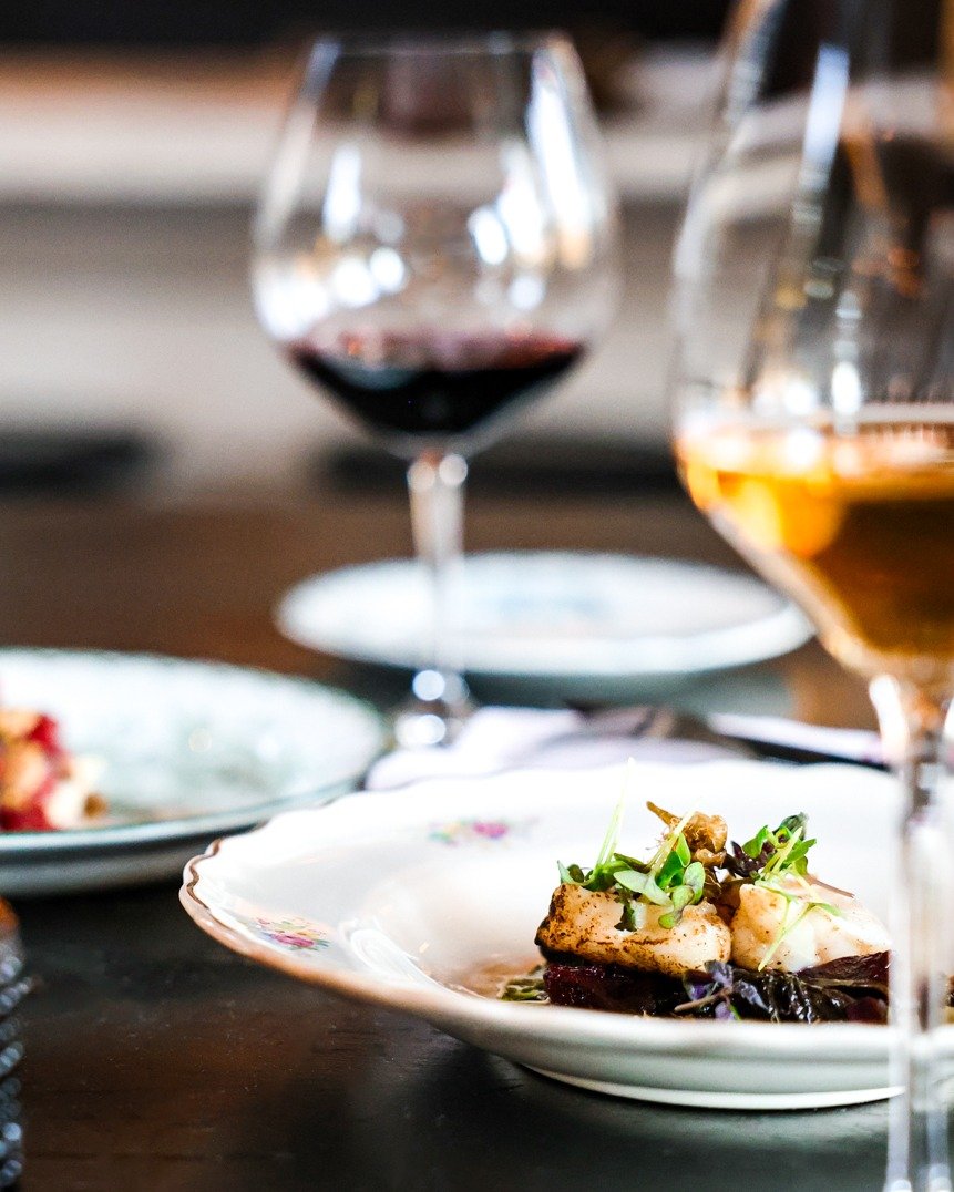 B&ouml;rja med ett glas bubbel /&ouml;l och ta in v&aring;r mandelpotatischips med maltvin&auml;gerdipp eller inlagd V&auml;ster&aring;sgurka med smetana och honung att dela p&aring;? 🥂🍺 

Till f&ouml;rr&auml;tt, kanske passar Sotad marulk med trat