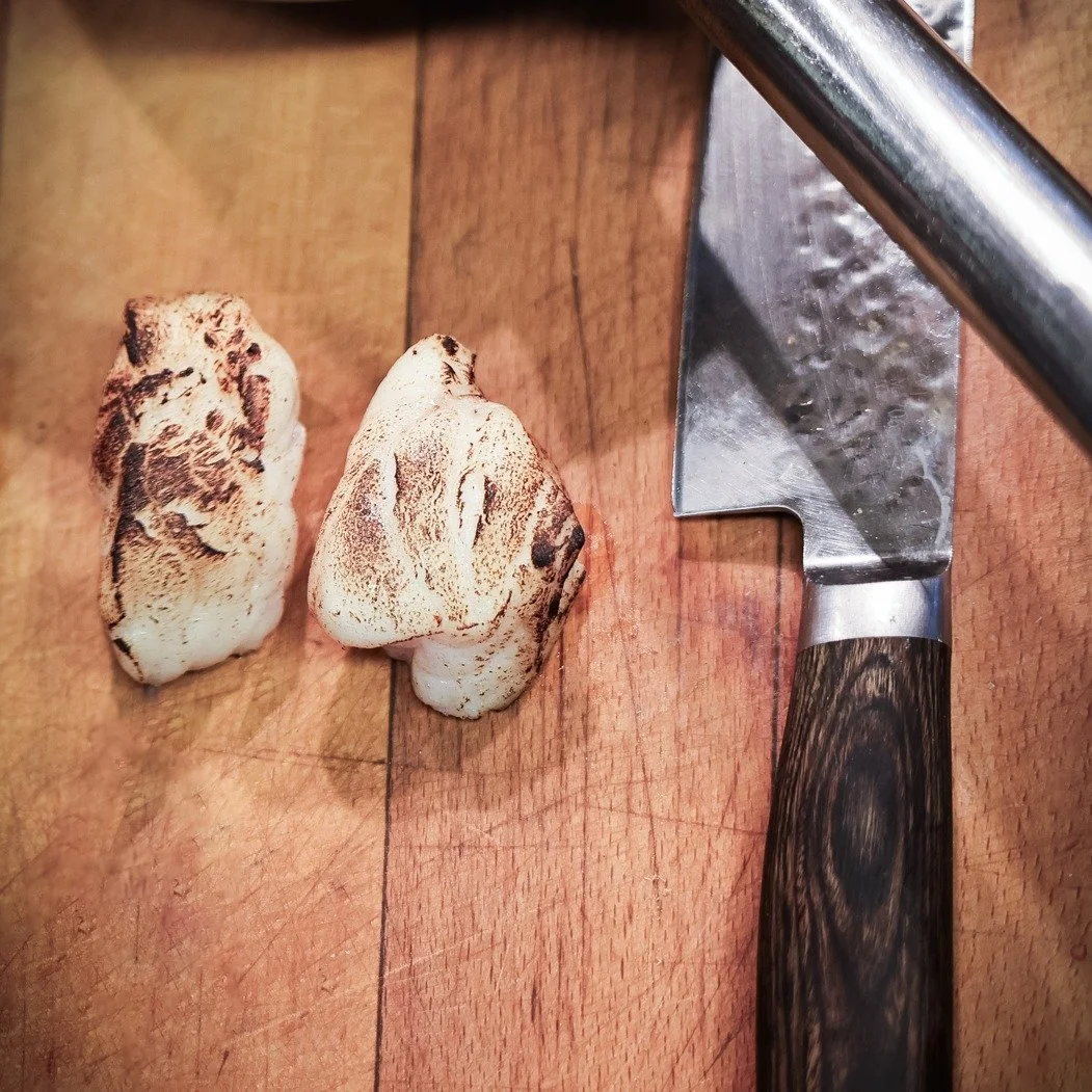 VARDAGSERBJUDANDE 495 kr f&ouml;r 3 r&auml;tter. G&auml;ller p&aring; onsdagar och torsdagar. 

F&Ouml;RR&Auml;TT 
Honungsrostad brysselk&aring;l &amp; Wr&aring;ngeb&auml;cksost med f&auml;rskost, tryffel, pistage &amp; r&ouml;dbeta

DITT VAL AV VARM