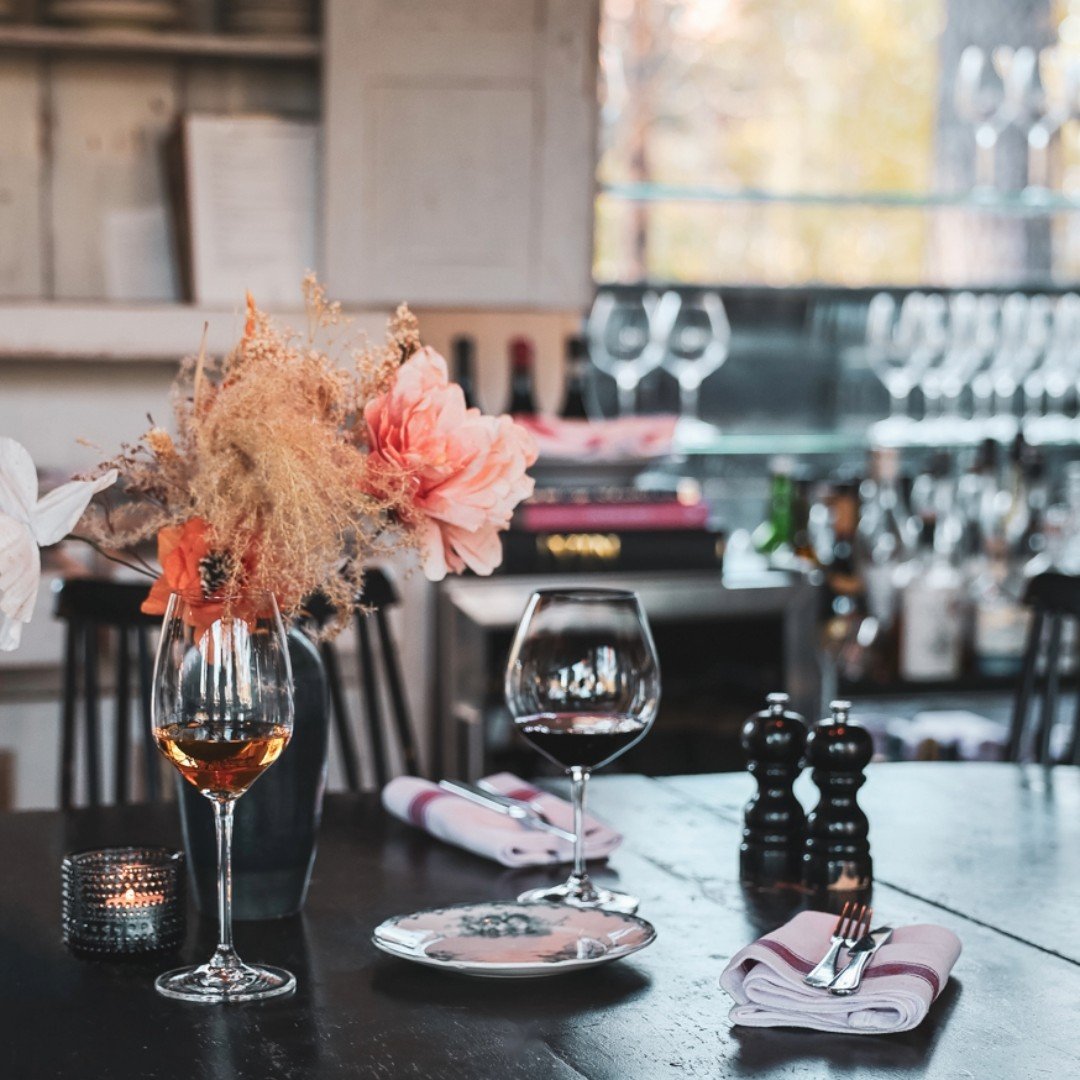 Vi lagar mat som vi sj&auml;lva &auml;lskar att &auml;ta &ndash; v&auml;llagat, varmt och gjort med hj&auml;rtat. 

Kom som du &auml;r, sl&aring; dig ner och l&aring;t oss ta hand om resten.

Kv&auml;lls&ouml;ppet onsdag - fredag fr&aring;n kl. 17:00