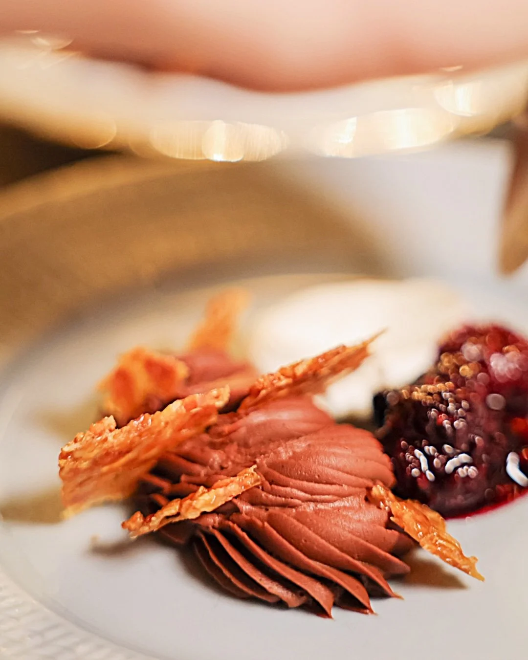 Avsluta g&auml;rna middagen med en h&auml;rlig dessert.

Kanske skulle en Choklad Cr&eacute;meux med havreflarn, punschgr&auml;dde &amp; b&auml;r passa bra? 
Tre sorters ostar med marmelad och br&ouml;d kanske? 

#bistrolegarage #svenskar&aring;varor