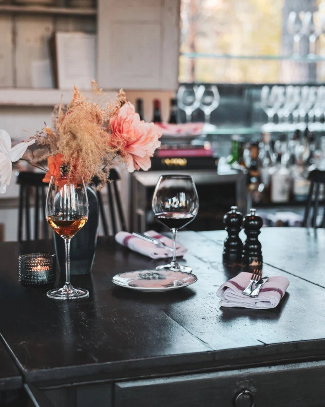 Lite l&auml;ngre bort &auml;n planerat.
Men precis d&auml;r du beh&ouml;ver vara &ndash; f&ouml;r en varm, personlig och of&ouml;rgl&ouml;mlig kv&auml;ll. ✨🍷

&Ouml;ppettider kv&auml;llar 
Ons- fre fr&aring;n kl 17:00
L&ouml;r - s&ouml;n fr&aring;n 