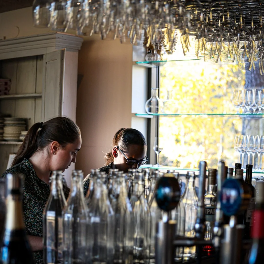 Boka bord, samla g&auml;nget och njut av en s&ouml;ndagsmiddag p&aring; Ume&aring;s opretenti&ouml;sa och mysiga kvarterskrog.

Det g&aring;r &auml;ven bra att best&auml;lla take away. Boka i god tid. https://bistrolegarage.com/take-away-meny

S&ouml