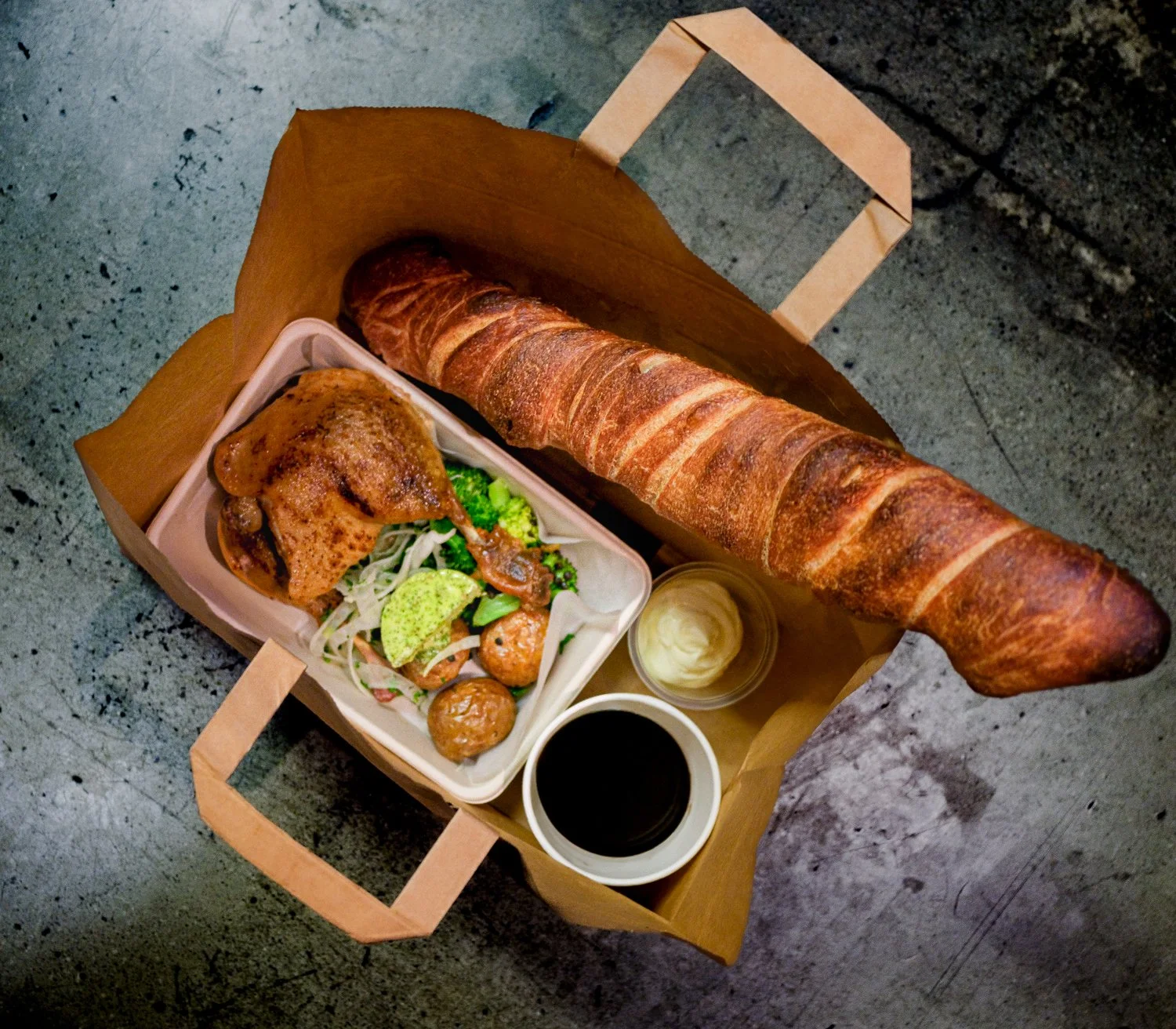 Ni best&auml;ller, vi tillagar och ni njuter p&aring; valfri plats. 
 
FAMILJEL&Aring;DA - Middag f&ouml;r 2 vuxna &amp; 2 barn under 12 &aring;r 495 kr
Confiterade ankl&aring;r med belugalinser, broccoli, r&ouml;dvinssky,
rostad potatis, hyvlad f&au