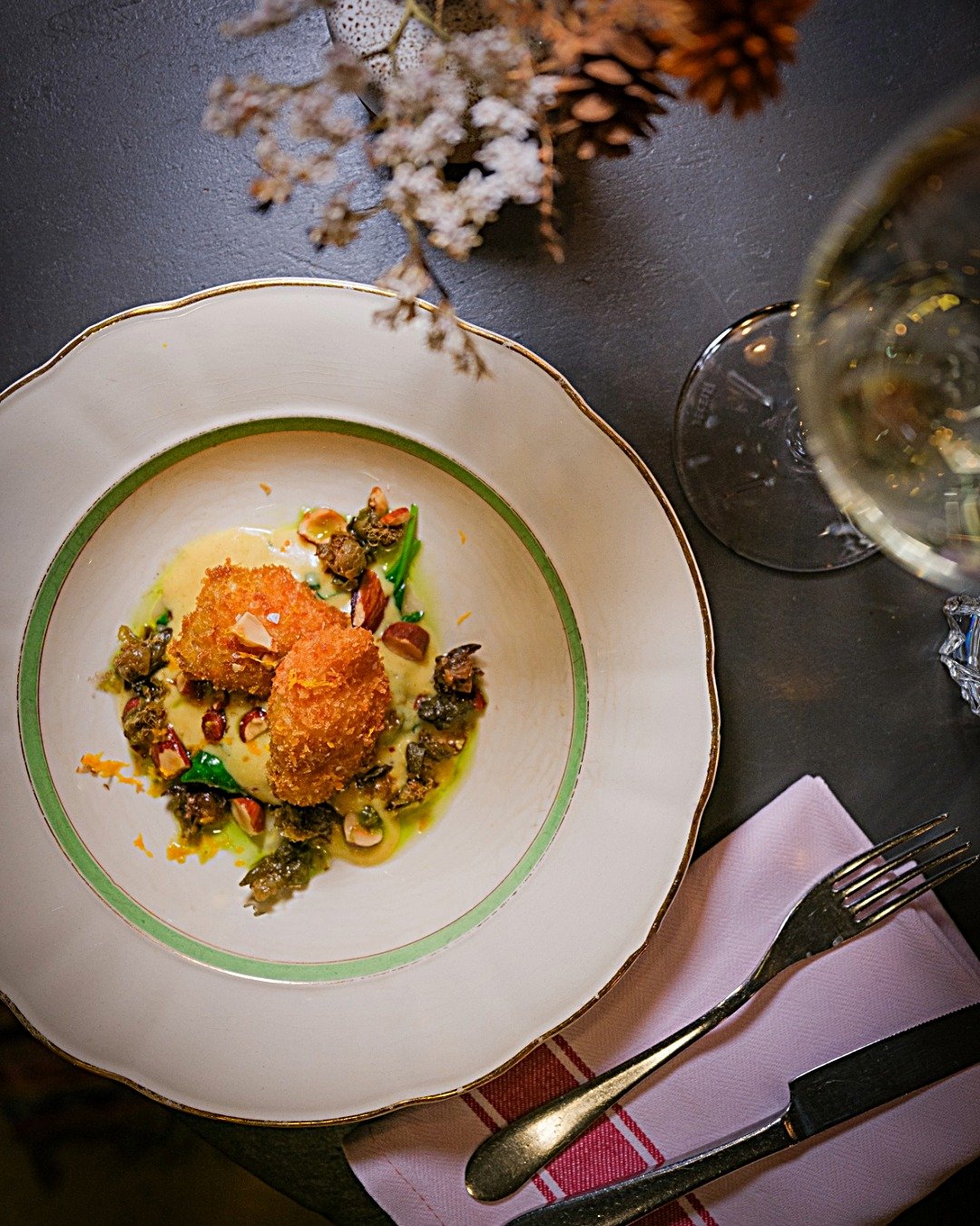 B&ouml;rja g&auml;rna middagen med en aptitretande f&ouml;rr&auml;tt. Gl&ouml;m inte det vita vinet till! 

P&aring; bild:
Friterad torskkind, serveras med valenciamandlar, blodapelsinhollandaise, spenat, gr&ouml;n olja &amp; kapris. 
Om ni vill lyxa