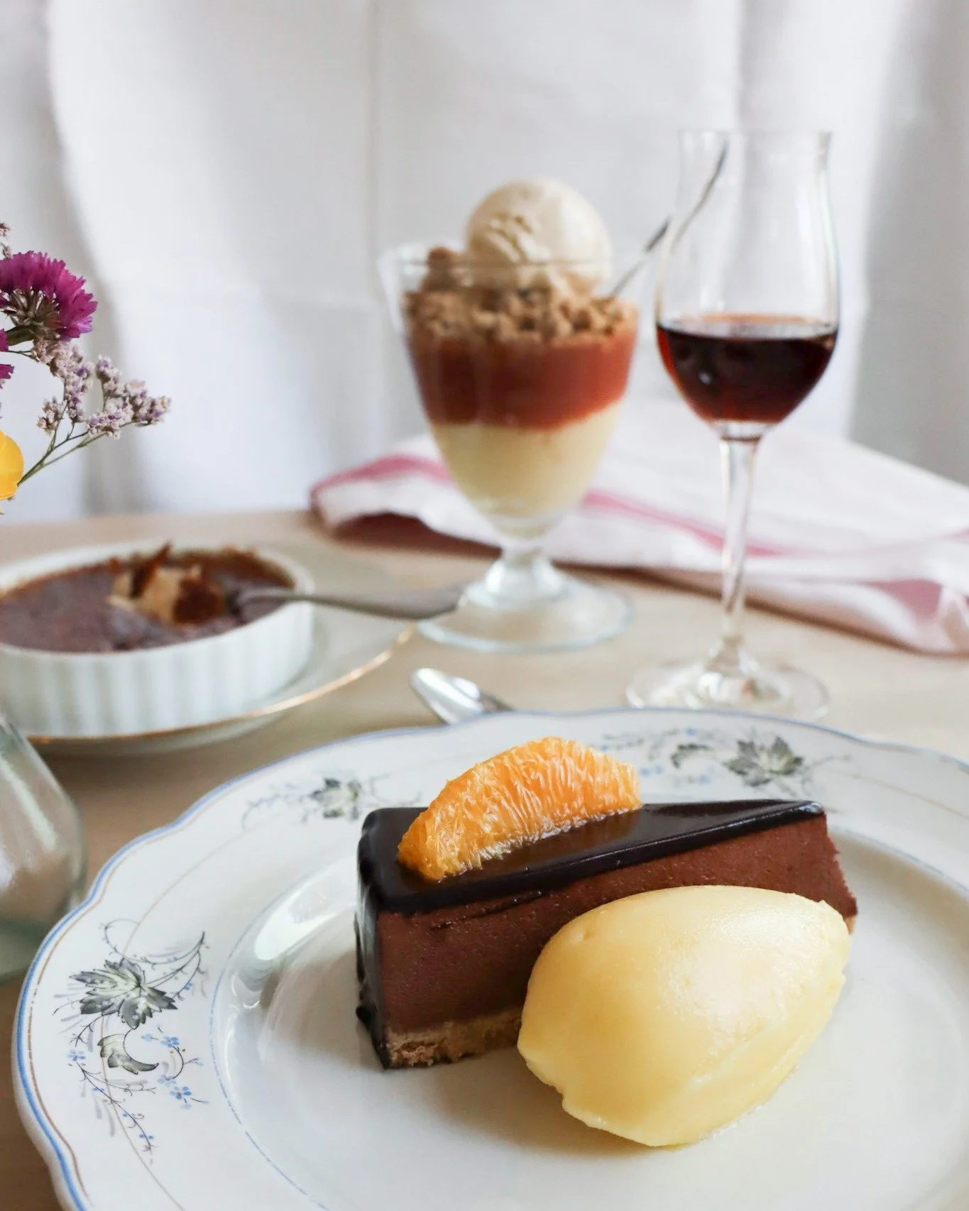 Hej!

Vi anv&auml;nder hashtag #arkivetbistrolegarage d&auml;r vi visar upp v&aring;ra h&auml;rliga r&auml;tter fr&aring;n tidigare menyer. 
Kanske kan det inspirera er till att skapa liknande h&auml;rligheter i hemmak&ouml;ket? 

H&auml;r ser ni des