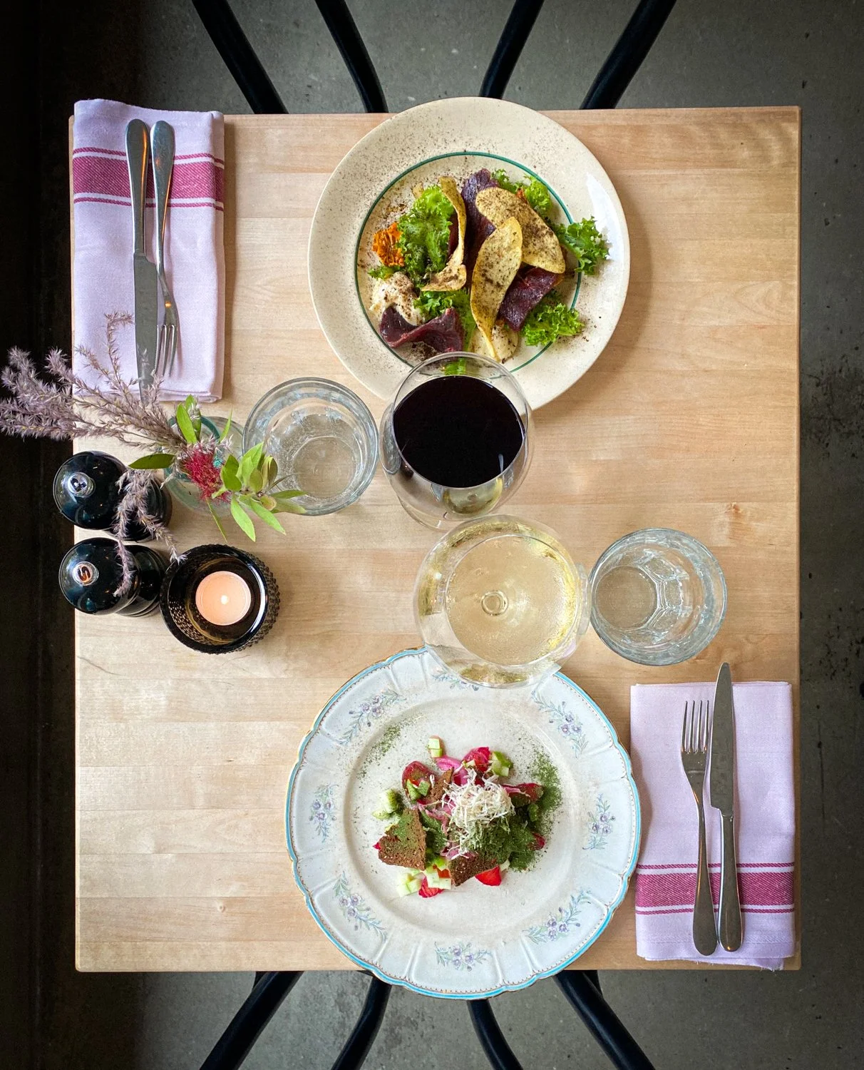 Har ni plats f&ouml;r tv&aring; i helgen? 🍽🍷

- Sj&auml;lvklart. Boka bord via hemsidan https://bistrolegarage.com/. Vi sparar s&aring;klart bord f&ouml;r v&aring;ra k&auml;ra drop in -g&auml;ster ocks&aring; men vill ni vara p&aring; det s&auml;kr