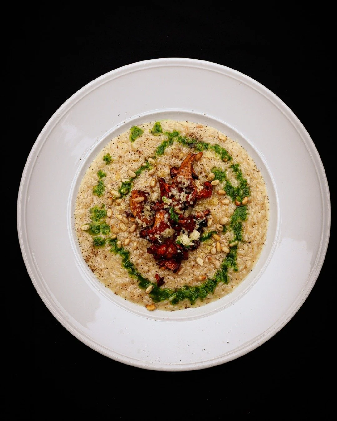 Fr&aring;n h&ouml;stmenyn 2022 serverades Risotto med sm&ouml;rstekta svenska kantareller, V&auml;sterbottensost, vin, l&ouml;k, pinjen&ouml;tter &amp; krasseolja.

En alldeles fantastisk vegetarisk varmr&auml;tt👌✨

📸: Sindy Wu Nils&eacute;n

 #ark