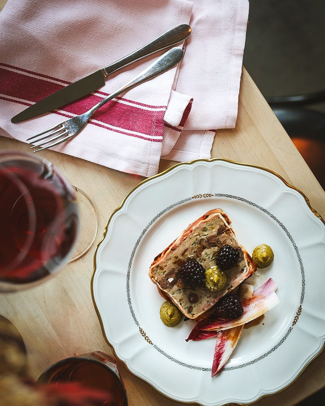 En fantastisk f&ouml;rr&auml;tt fr&aring;n v&aring;r H&Ouml;STMENY 2024

Terrin p&aring; anka &amp; fl&auml;skbog - serveras med vin&auml;germarinerade bj&ouml;rnb&auml;r, pistage- &amp; amarettopur&eacute;, endivesallad &amp; sm&ouml;rstekt brioche 