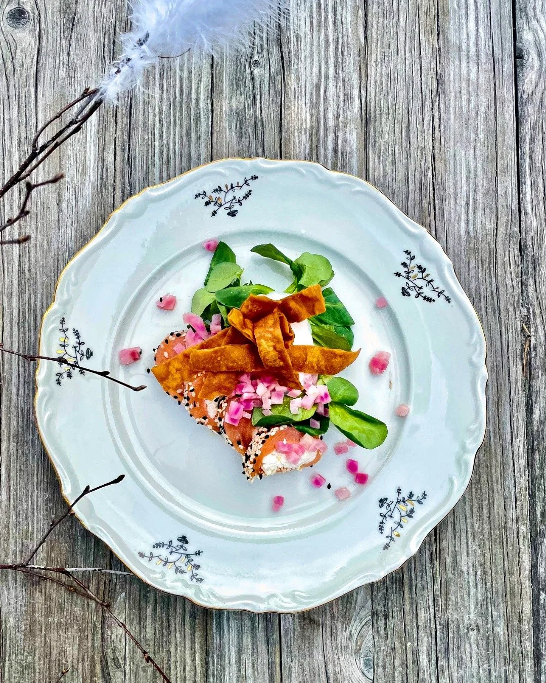 P&Aring;SK P&Aring; BISTRO LE GARAGE 

L&aring;t oss ta hand om er i p&aring;sk!
Boka n&auml;ra och k&auml;ra och upplev en meny fylld av v&aring;rens smaker i en varm och avslappnad atmosf&auml;r.

Vi erbjuder en 3 r&auml;tters p&aring;skinspirerad 