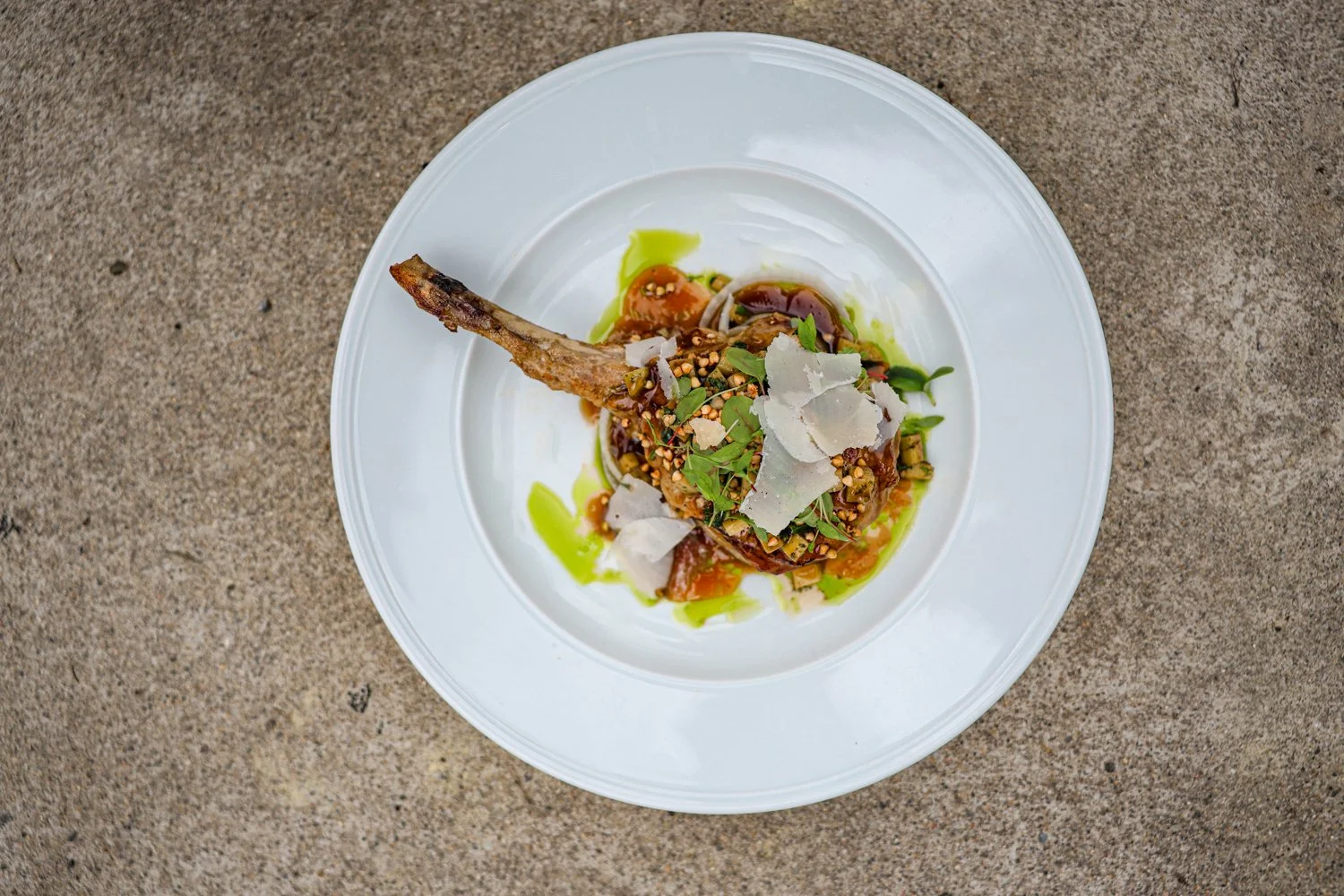 En somrigare varmr&auml;tt och perfekt f&ouml;r att avnjutas utomhus under sommarm&aring;naderna.

Fr&aring;n v&aring;r sommarmeny 2025

Kotlett p&aring; ben fr&aring;n svenska g&aring;rdar 
Serveras med silverl&ouml;k, rabarber, dragon, gr&ouml;npep