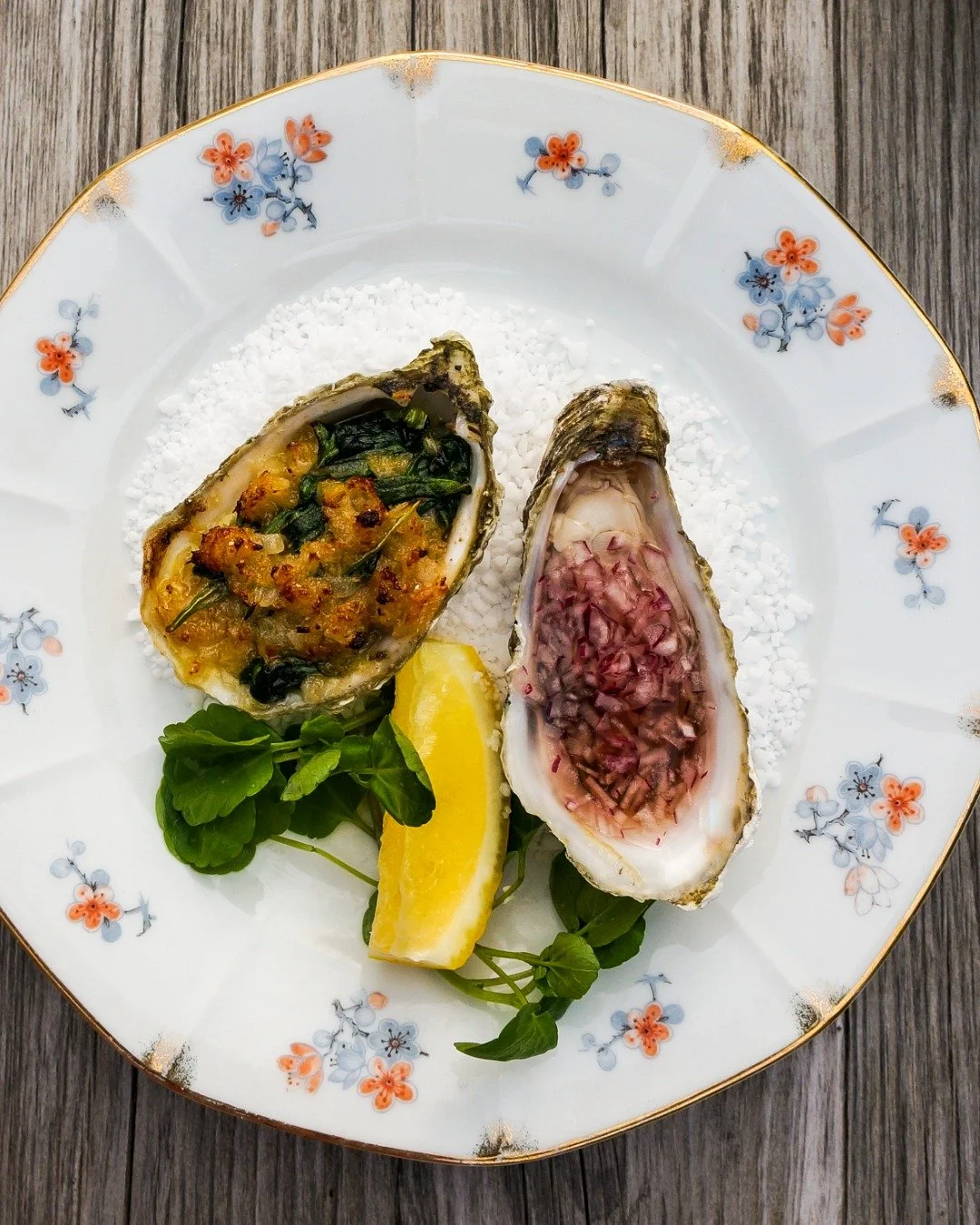 ✨Tv&aring; v&auml;ldig franska klassiker som kv&auml;llens f&ouml;rr&auml;tt✨
Serverades i september 2019. 
Samma m&aring;nad och &aring;r som Victor och Sindy tog &ouml;ver krogen🧡

Sniglar Provencale med sm&ouml;r, vitl&ouml;k, persilja &amp; sm&o