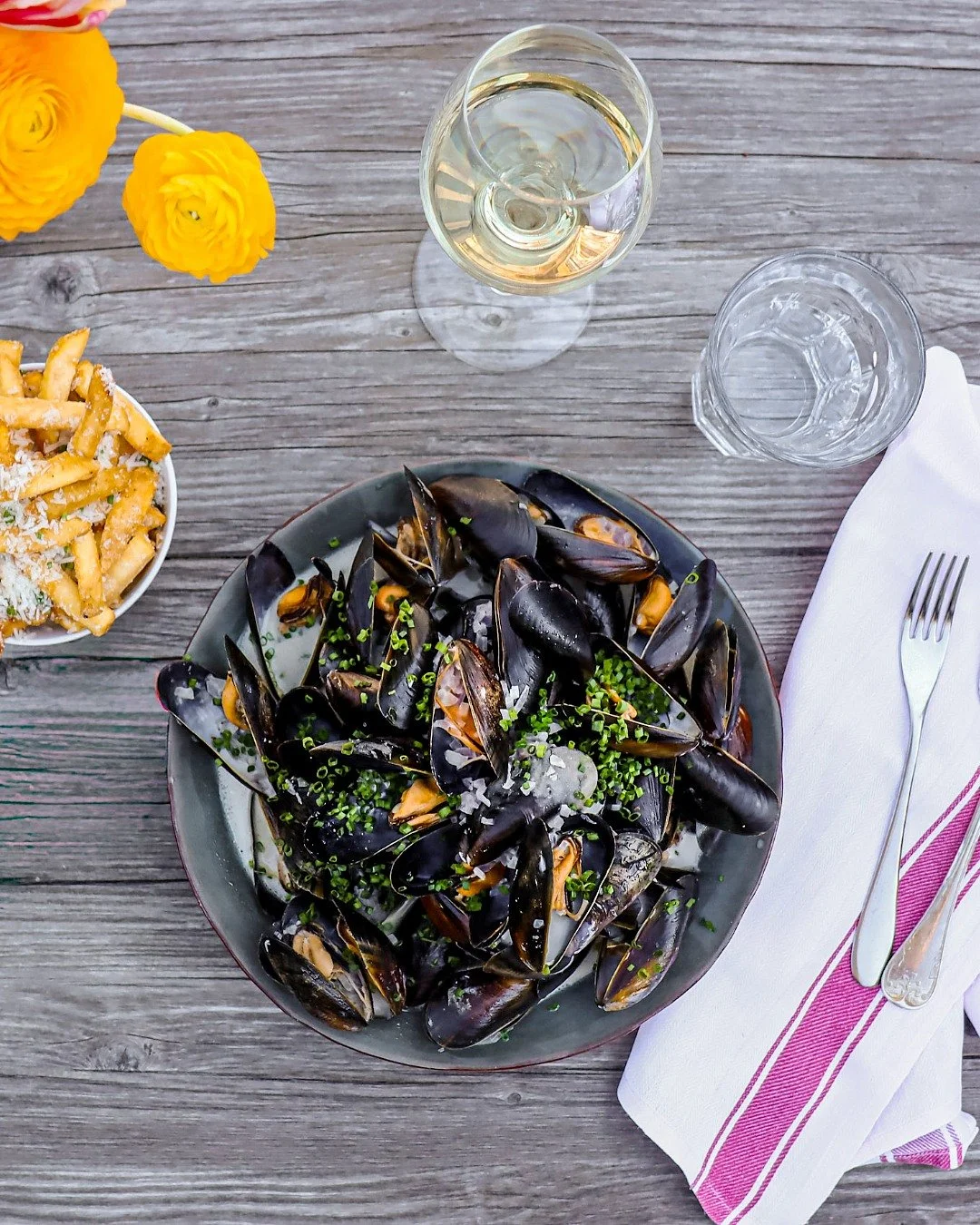Denna popul&auml;ra bistror&auml;tt kommer fr&aring;n Norra Frankrike och Belgien.👌

Nykokta bl&aring;musslor i vitvin, krispiga pommes och ett glas vin &ndash; sv&aring;rare &auml;n s&aring; beh&ouml;ver det inte vara 🤍

Boka bord och njut - serve