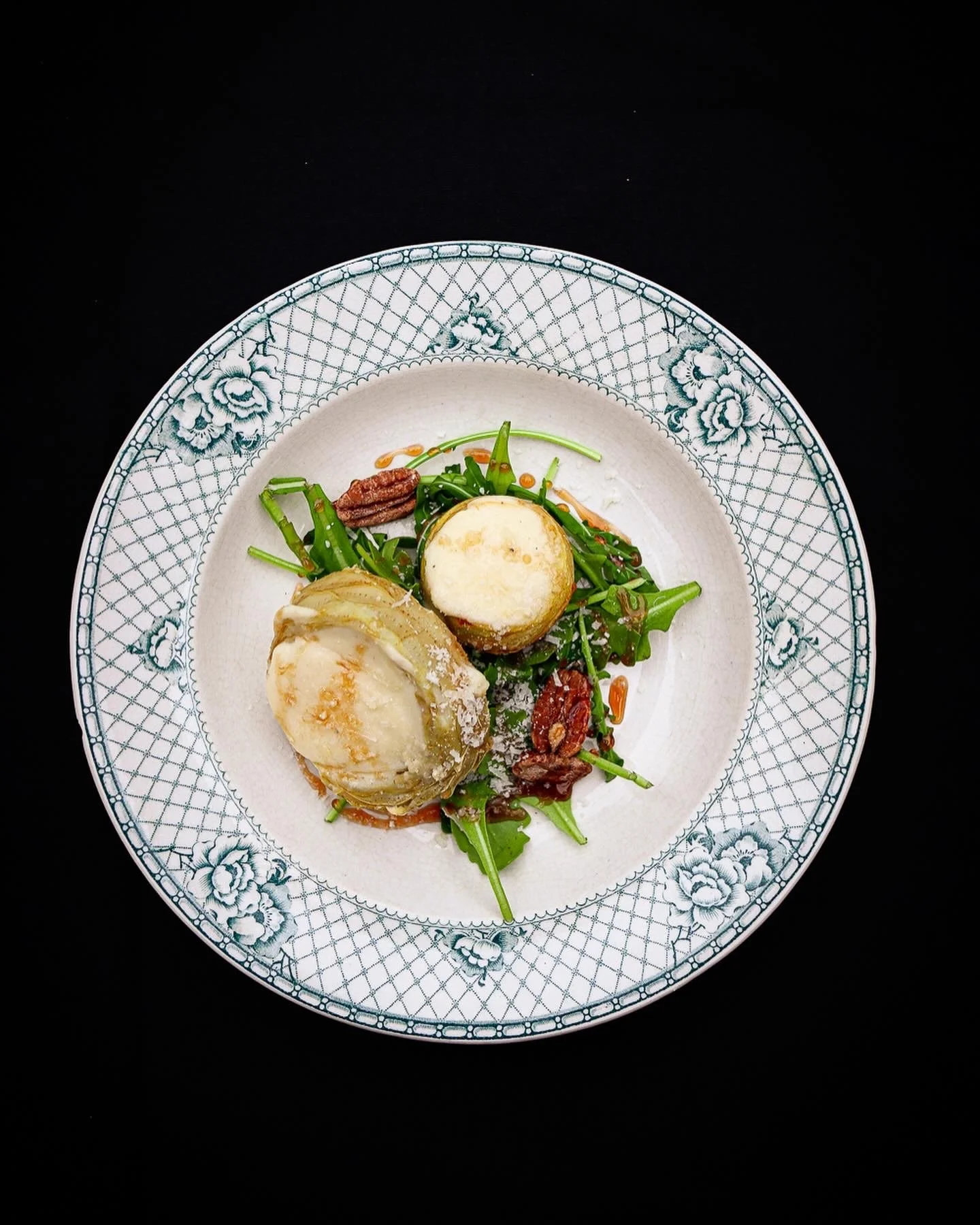 En vegetarisk f&ouml;rr&auml;tt fr&aring;n h&ouml;stmenyn 2022. 

L&aring;t er inte luras av det enkla p&aring; tallriken. Det &auml;r en otrolig balans mellan m&aring;nga fina smaker.  Victor h&auml;lsar att ett glas Chenin blanc fr&aring;n Loiredal