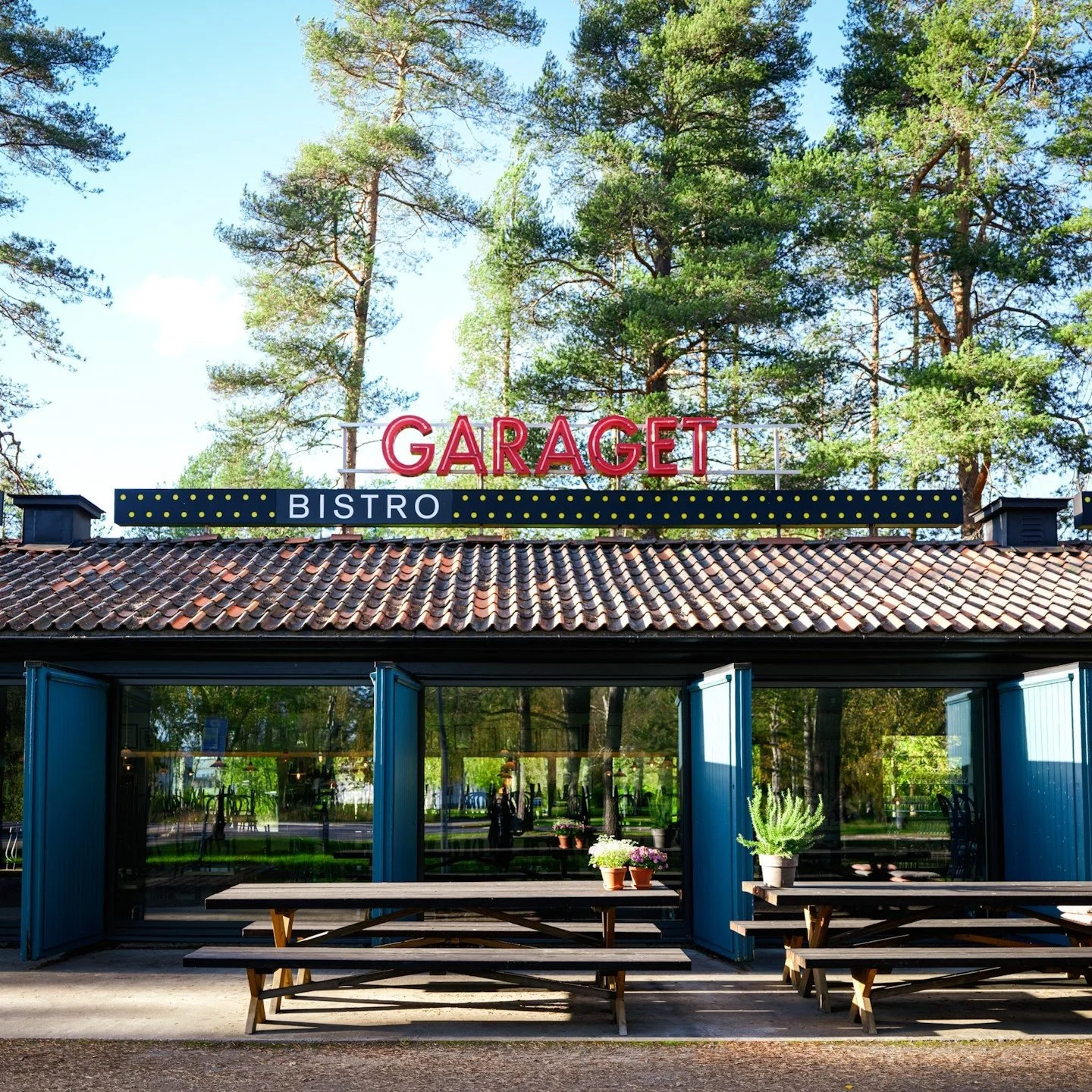 Nu &auml;r det inte l&aring;ngt kvar tills solen hittar hit till GARAGET ☀️ Vi l&auml;ngtar!

Uteserveringen &auml;r planerad att &ouml;ppna, till i b&ouml;rjan p&aring; maj. Vi utlovar som alltid, f&aring;gelkvitter och den natursk&ouml;na omgivning