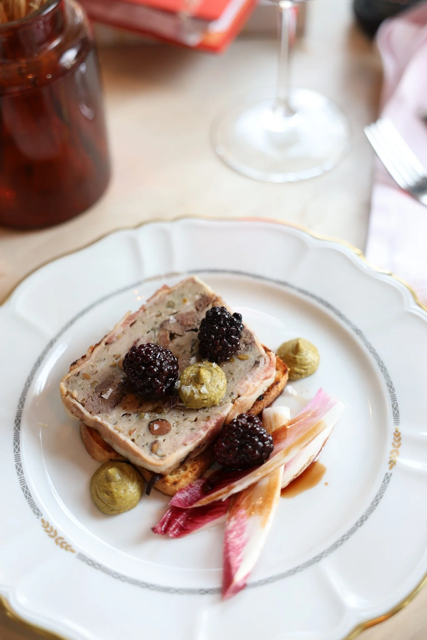 Hur m&aring;nga g&ouml;r terriner hemma, dvs pastejer? 

F&ouml;r er som inte g&ouml;r det ofta, men &auml;lskar den kompakta, fylliga och rustika smaken, s&aring; serveras nu en f&ouml;rr&auml;tts- terrin gjord p&aring; fransk p&auml;rlh&ouml;na. 

