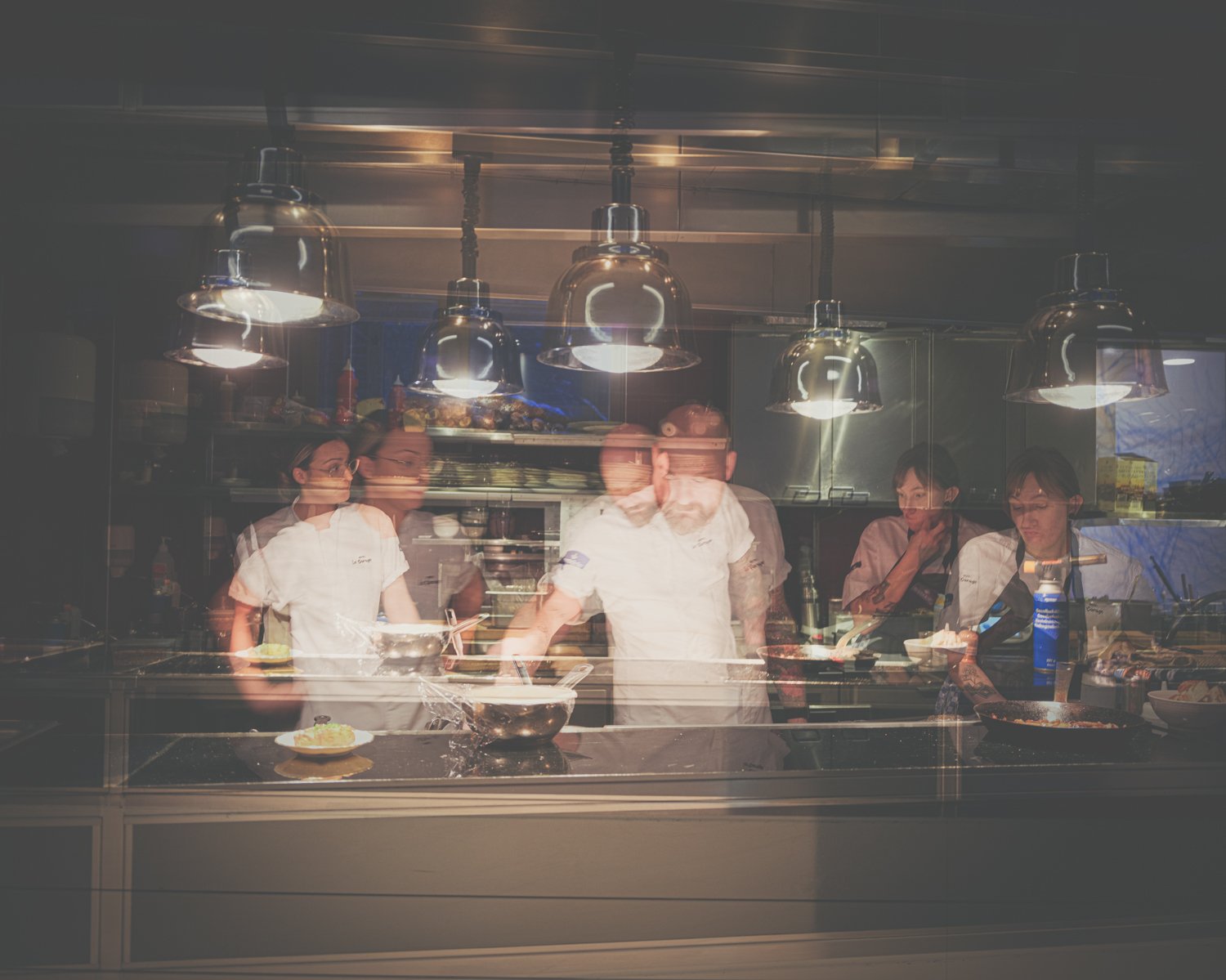 Nu &auml;r det full fart i k&ouml;ket n&auml;r den nya menyn ska preppas och lagas upp. Den kreative k&ouml;kschefen Jocke med team &auml;r pepp! 

Vi ser fram emot och h&ouml;ra vad ni tycker om v&aring;r nya magiska v&aring;rmeny ✨
Onsdagar och tor