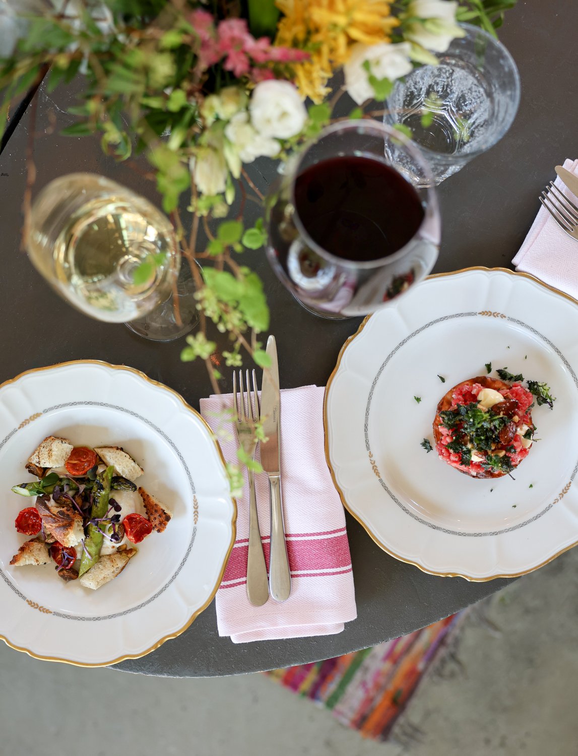 Som kvarterskrog har vi blivit en naturlig m&ouml;tesplats f&ouml;r b&aring;de stammisar och nya g&auml;ster. 
Oavsett om du kommer f&ouml;r en middag, ett glas vin eller en spontan kv&auml;ll ute vill vi att du ska k&auml;nna dig hemma. 

Kom till G