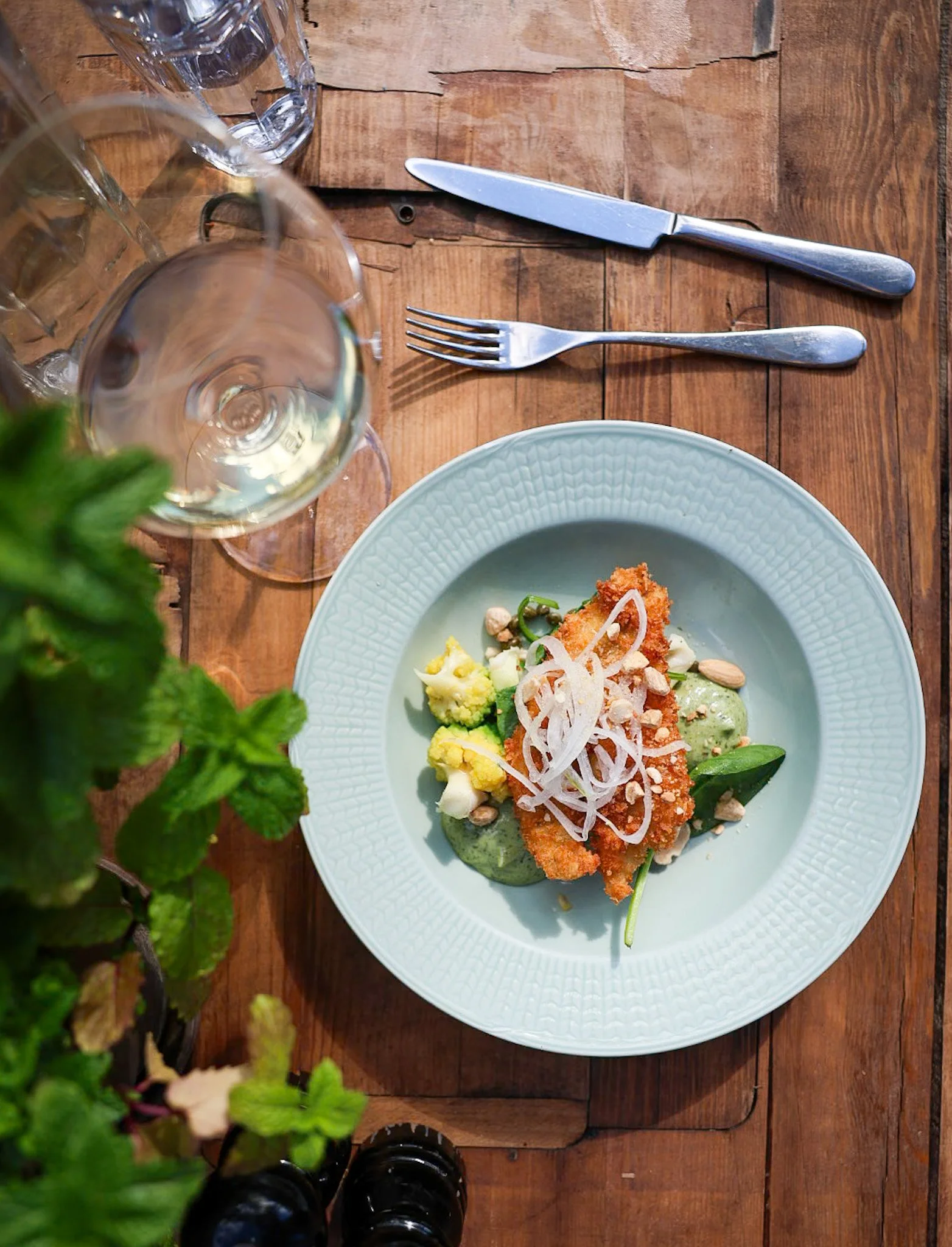 Det h&auml;r kallar vi en h&auml;rlig sommarr&auml;tt!

P&aring; bild visas Friterad abborre, serverades med blomk&aring;l, 
spenat, syrad silverl&ouml;k, kapris, mandel samt n&auml;ssel- &amp; sardellmajonn&auml;s. Fr&aring;n v&aring;r sommarmeny 20