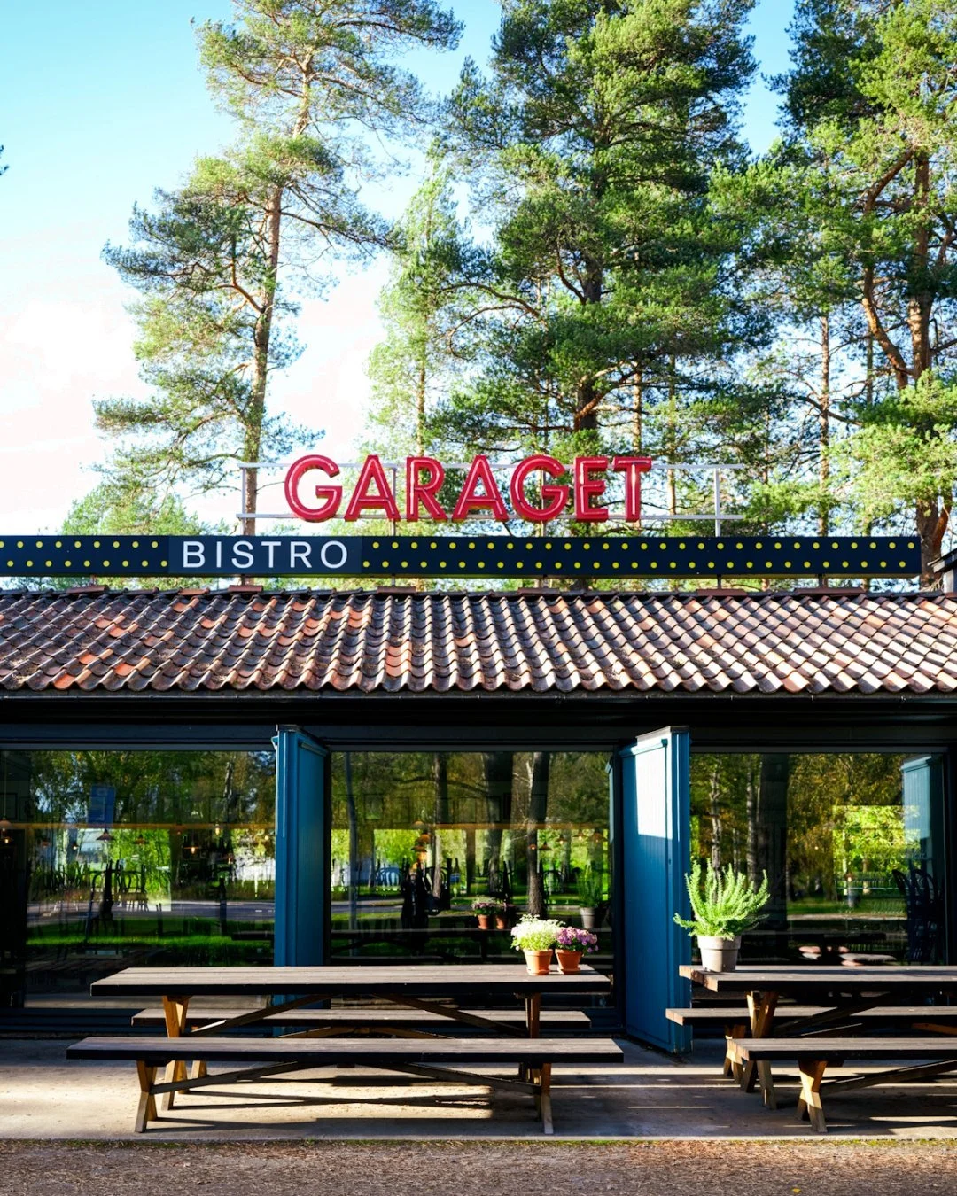 Eat local in Ume&aring; - Discover Bistro Le Garage.

A cozy, family-owned bistro just 5 km from the city center. Enjoy seasonal dishes made from Swedish and  local ingredients in a warm and stylish setting.

✨ Perfect for a relaxed dinner or a speci