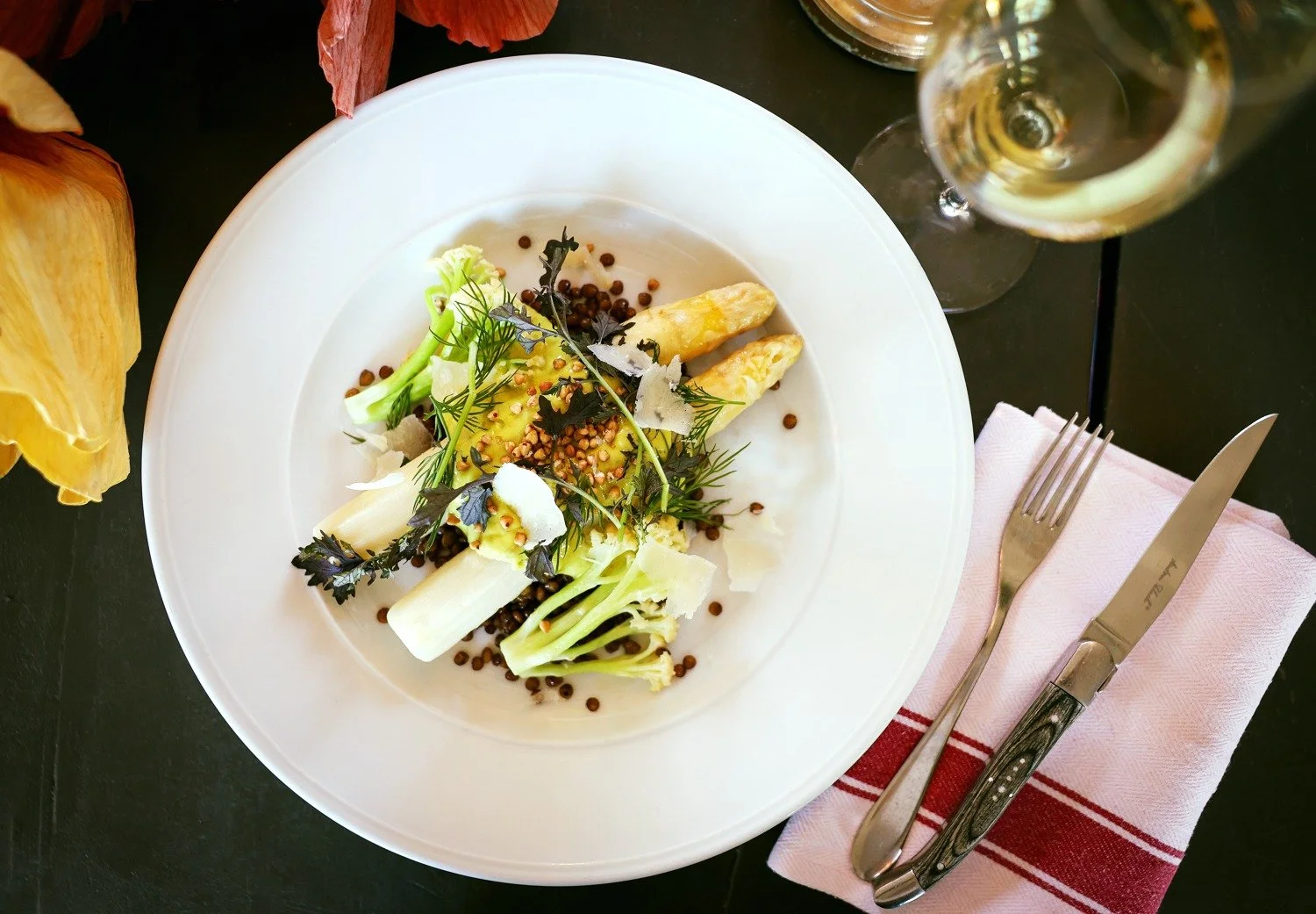 Har ni hunnit testa denna r&auml;tt &auml;nnu?

🍽️ Pocherad vit sparris som serveras med Fioretto, korallinser, dill, senaps&ouml;rt, parmesan, bovete &amp; gr&auml;sl&ouml;kshollandaise.

G&aring;r absolut att v&auml;lja som varmr&auml;tt med v&ari