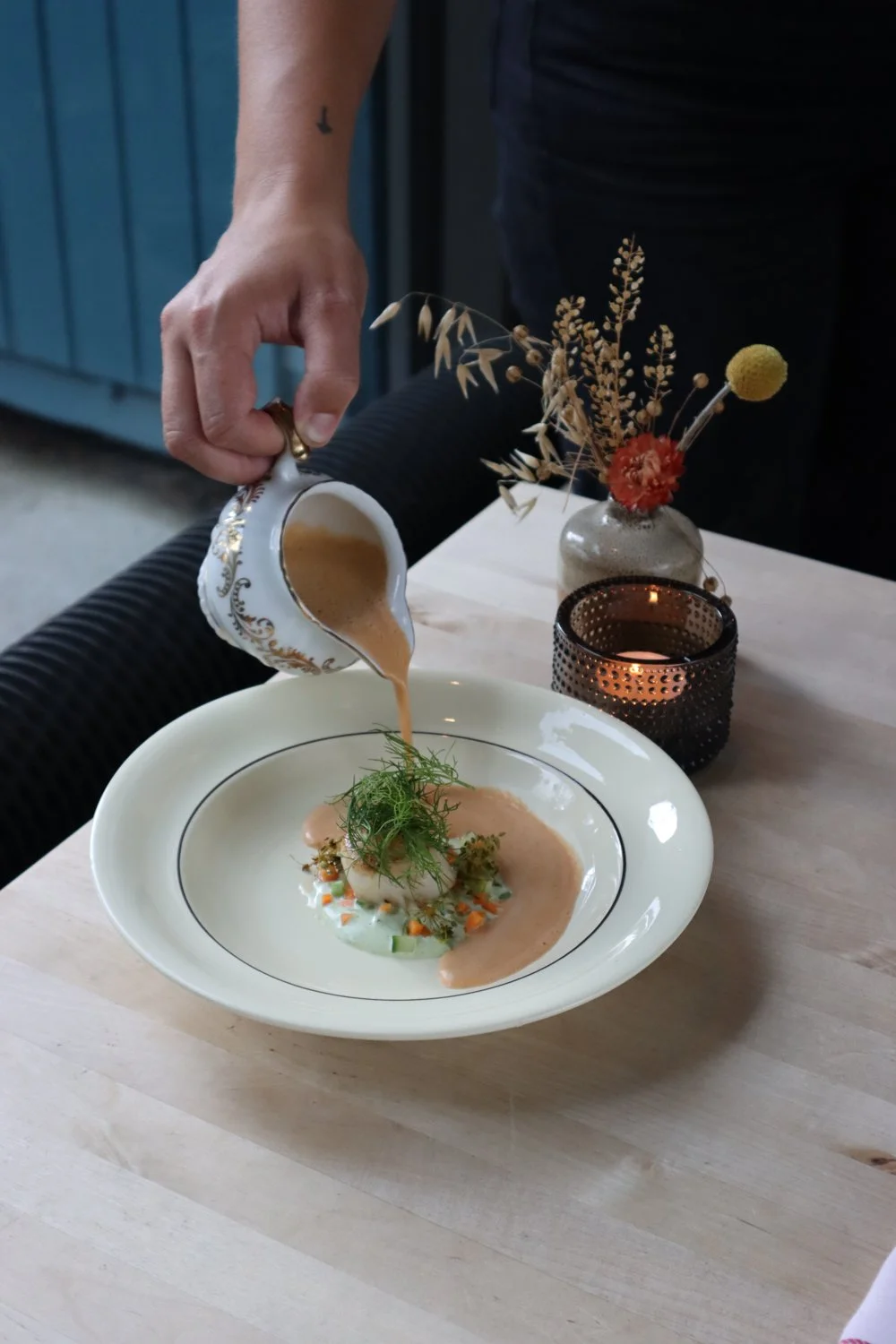 🙌 Vi l&auml;gger till en ny h&auml;rlig fiskr&auml;tt under kategoring VARMR&Auml;TTER! 🙌 

Bakad r&ouml;dtunga med vit sparris, k&aring;lrabbi, granskottsolja &amp; beurre blanc p&aring; fermenterad vit sparris. 

Hj&auml;rtligt v&auml;lkommen til