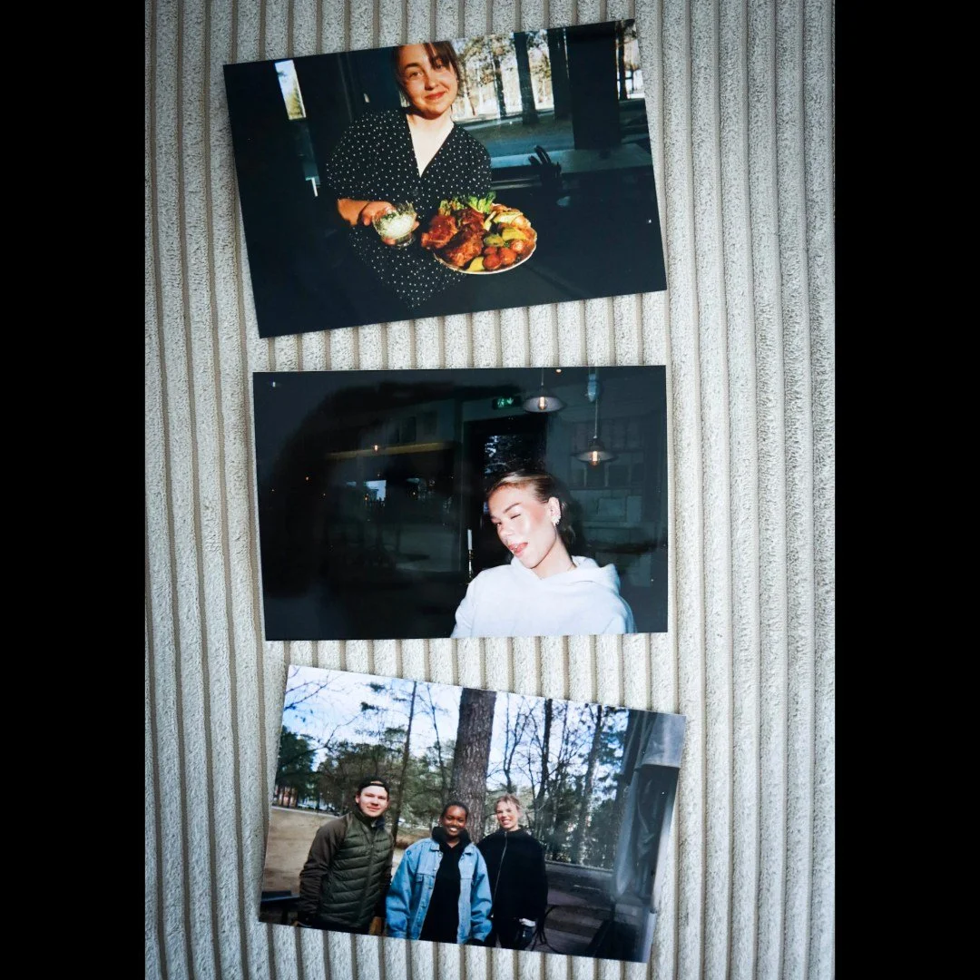 Behind the scenes - special 2/4
V&aring;rt Garaget-g&auml;ng &auml;r lika mycket "familj" med varandra p&aring; jobbet som utanf&ouml;r.
Det &auml;r ett litet team som bryr sig mycket om varandra. 
Den fina relationen dom skapat till varand