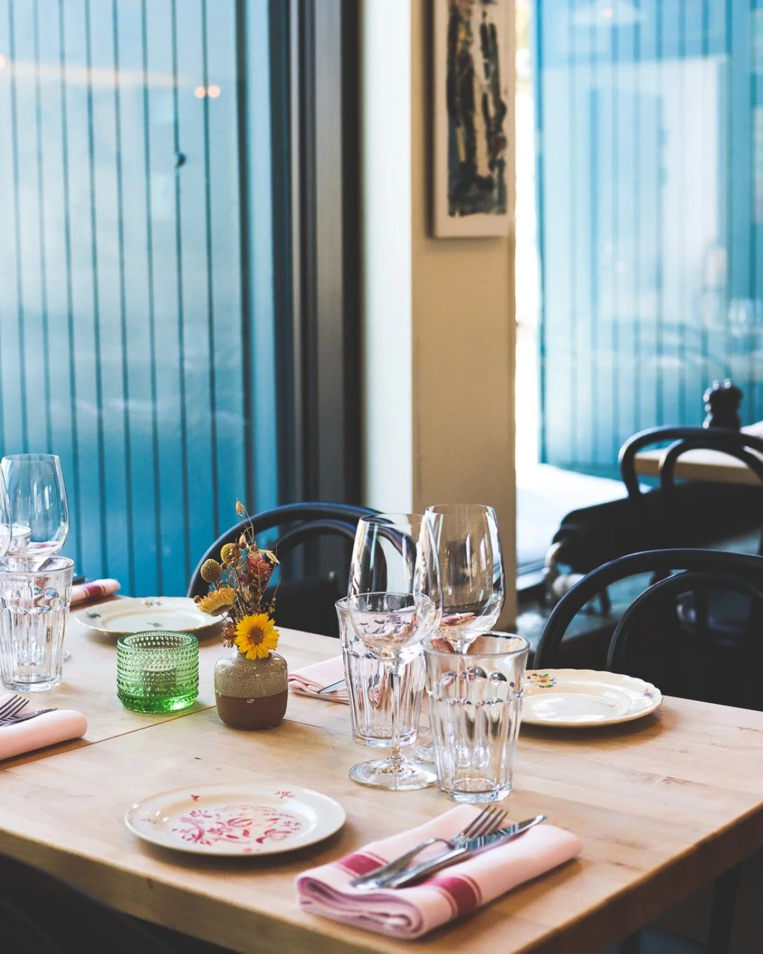 Fr&aring;ga: Kommer ni ha st&auml;ngt i sommar? 
Svar: Nej. Vi h&aring;ller &ouml;ppet och ser fram emot att v&auml;lkomna er till stans mysigaste uteservering. Vi &auml;r ett glatt g&auml;ng som tar hand om er i sommar 💜

V&aring;ra luncher servera