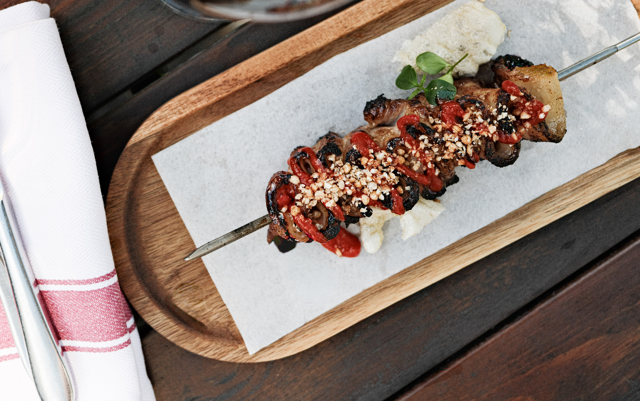 Grillspett fläsk edgården Bistro Le Garage uteservering sommarmeny 2026.png