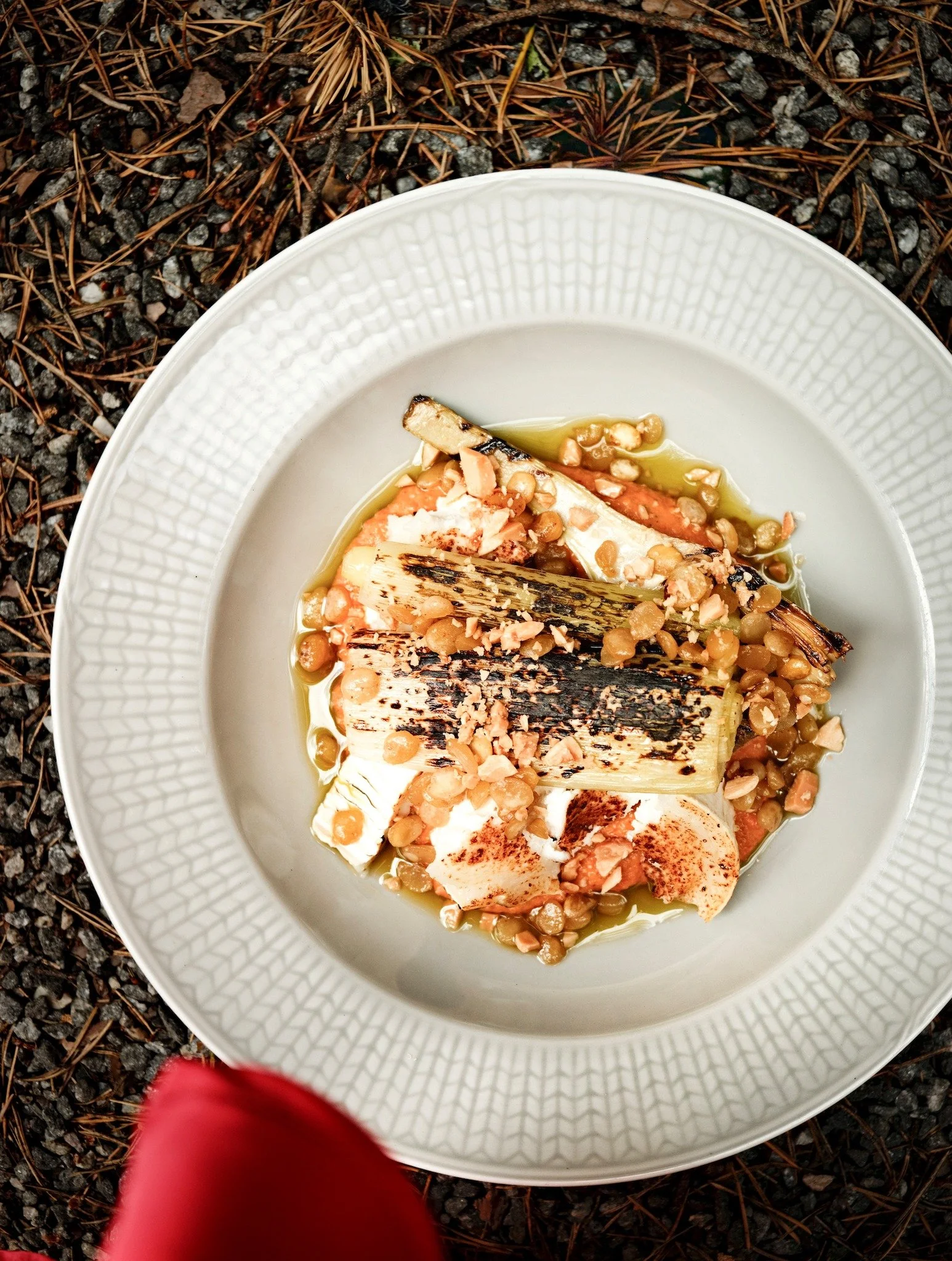 H&auml;r ser ni en favorit fr&aring;n v&aring;r aktuella sommarmeny. 
G&aring;r att v&auml;lja som varmr&auml;tt till SOMMARERBJUDANDET, 3 r&auml;tters meny f&ouml;r 495 kr ( mellan tis-tors)

Flammad purjol&ouml;k &amp; getost
Serveras med grillad k