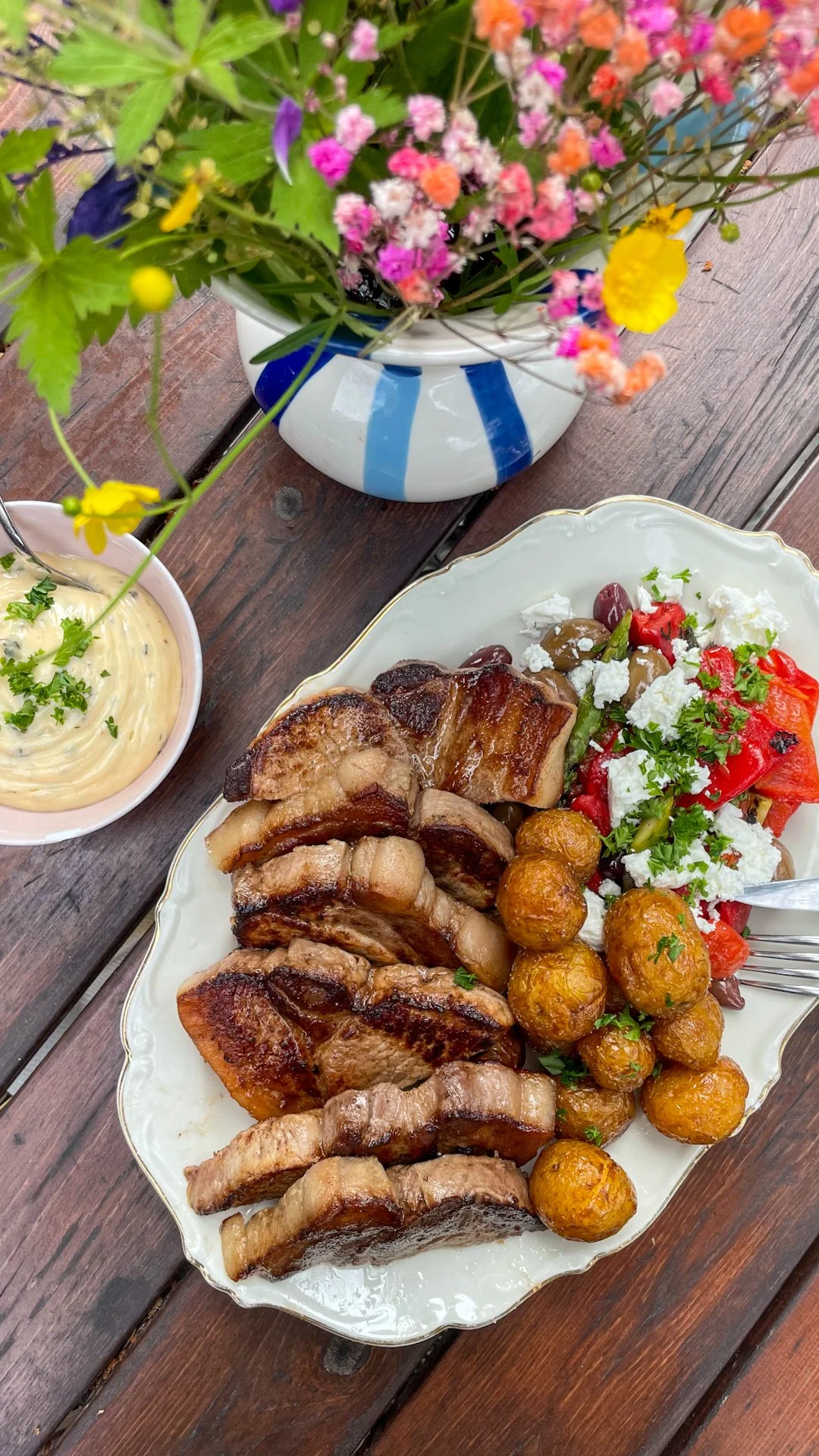 En v&auml;ldig somrigt middag / dagen efter - lunch att ta med till somriga &auml;ventyr. 
Varf&ouml;r inte h&auml;mta upp en l&aring;da p&aring; v&auml;gen till stugan? 

V&aring;r nya familjel&aring;da inneh&aring;ller 
Benfri fl&auml;skkotlett fr&