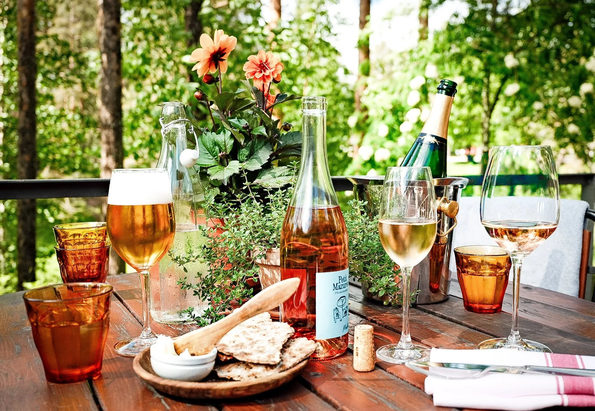 NY SOMMARMENY &amp; UPPDATERAD DRYCKESLISTA 

Visst ses vi p&aring; uteserveringen? 💚🥂

Se menyer och boka bord p&aring; hemsida : https://bistrolegarage.com/kvallsmeny

Hj&auml;rtligt v&auml;lkomna!

 #bistrolegarage #boka #restaurantsinumea #rest