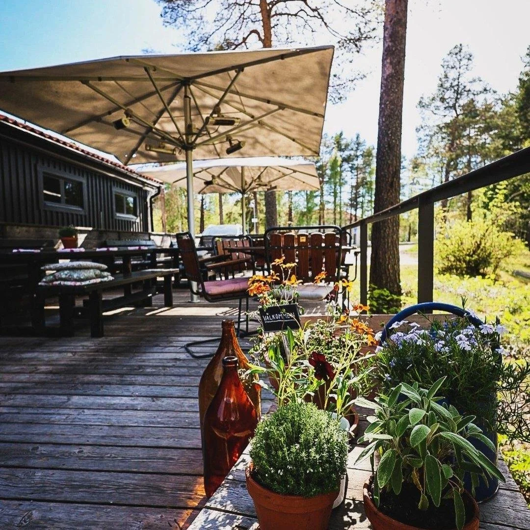 V&auml;lkommen till sommarkrogen med mysig uteservering 💕

&Ouml;ppet hela sommaren med &agrave; la carte, sommarerbjudanden och take away!

Kom som du &auml;r eller ta med n&aring;gon du gillar! Alltid v&auml;lkommen till oss. 

 #restaurang #lokal