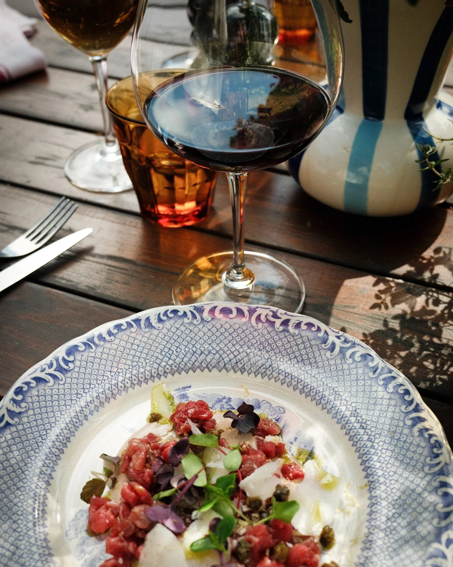 Fin sommarmeny och perfekt att avnjutas p&aring; v&aring;r mysiga uteservering. 

H&auml;r ser du v&aring;r sommarr&aring;biff p&aring; svenskt innanl&aring;r. Serveras med sauce tonnato, schalottenl&ouml;k, basilikaolja, citron, parmesan, friterad k