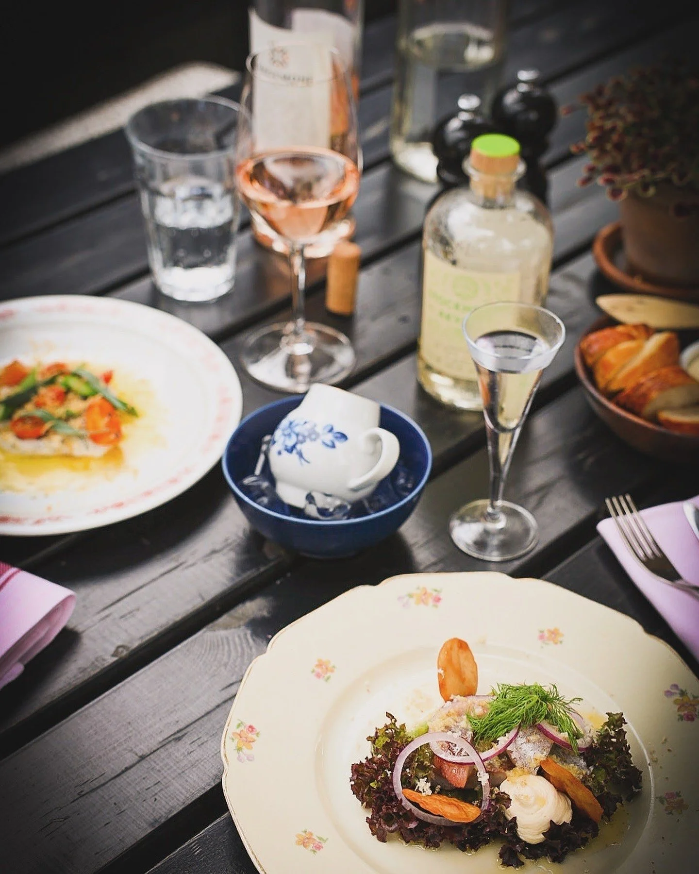 V&aring;r mysiga uteservering &auml;r &ouml;ppen!

Kom g&auml;rna f&ouml;rbi, s&auml;g hej och ta ett glas eller tv&aring;.
H&auml;r finns det alltid plats f&ouml;r er!

Hj&auml;rtligt v&auml;lkomna 💕🍾🍹

 #sommarerbjudande #bistrolegarage #kvarter