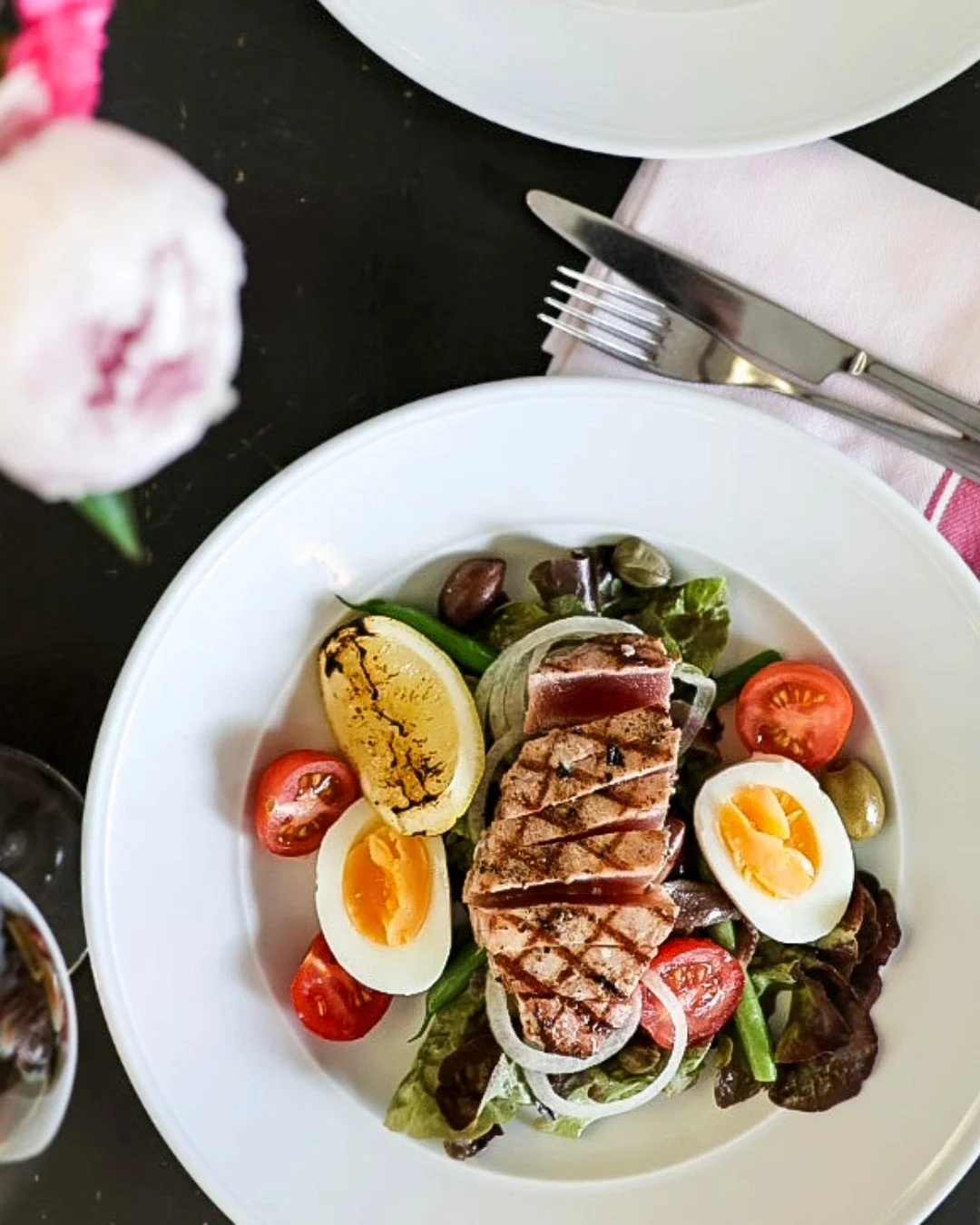 Grillad tonfisk ni&ccedil;oise!
Serveras med ekbladssallad, &auml;gg, sardeller, kapris, tomat, oliver,
brytb&ouml;nor, silverl&ouml;k, f&auml;rskpotatis &amp; grillad citron.

Serveras p&aring; &agrave; la carte menyn nu. 
Dessutom kommer den finnas