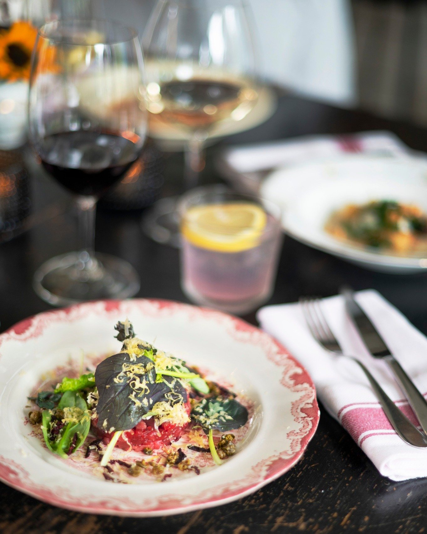 En l&ouml;rdag i m&aring;naden serveras en uppskattad l&ouml;rdagslunch 
&ndash; lagad fr&aring;n grunden med noggrant utvalda r&aring;varor och smaker som speglar s&auml;songen.

Ta med v&auml;nnerna, familjen eller kom sj&auml;lv. B&ouml;rja med en