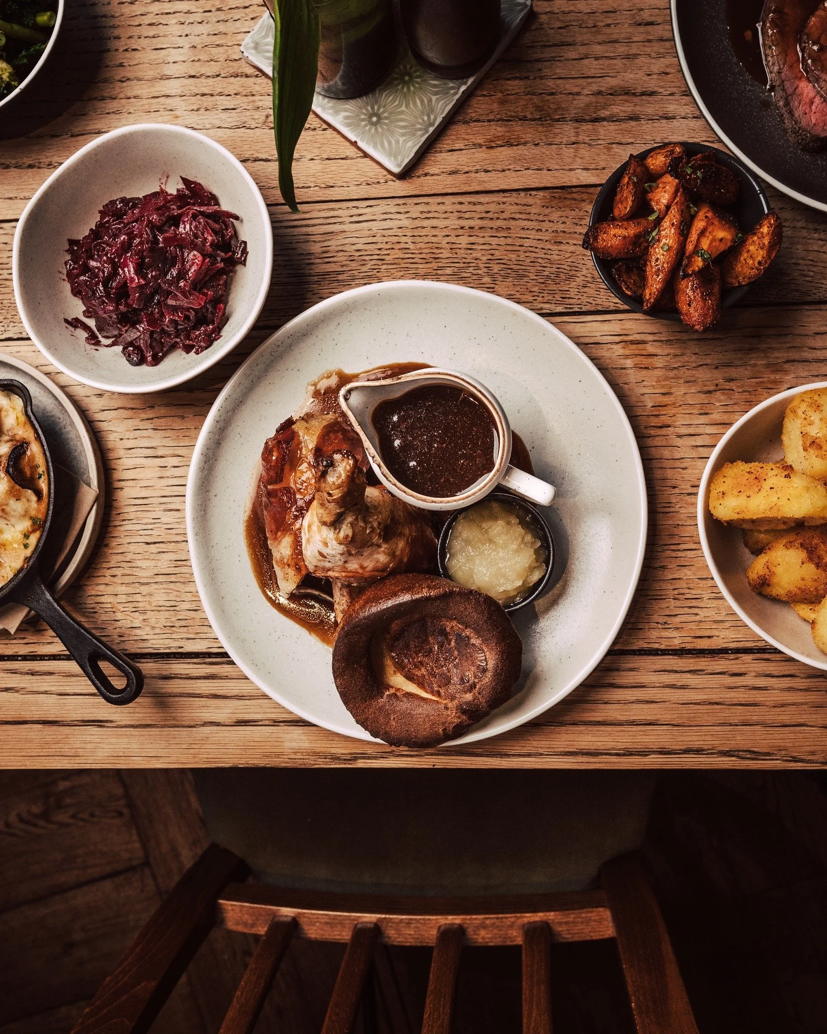 These ROASTS though&hellip; the kind that make you plan your whole day around them. We&rsquo;re talking gorgeous, sensibly sourced meats cooked to perfection, piled high alongside stunning seasonal veg that tastes as good as it looks, and all the del