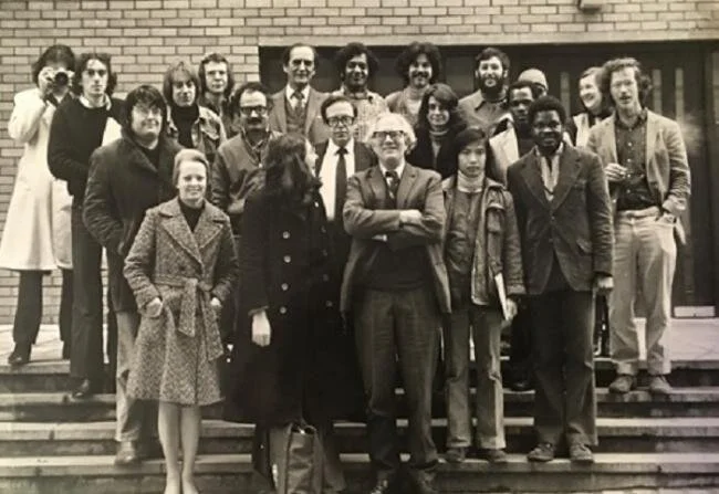 O professor Adam Curle a frente de alguns dos primeiros acadêmicos em Estudos de Paz.