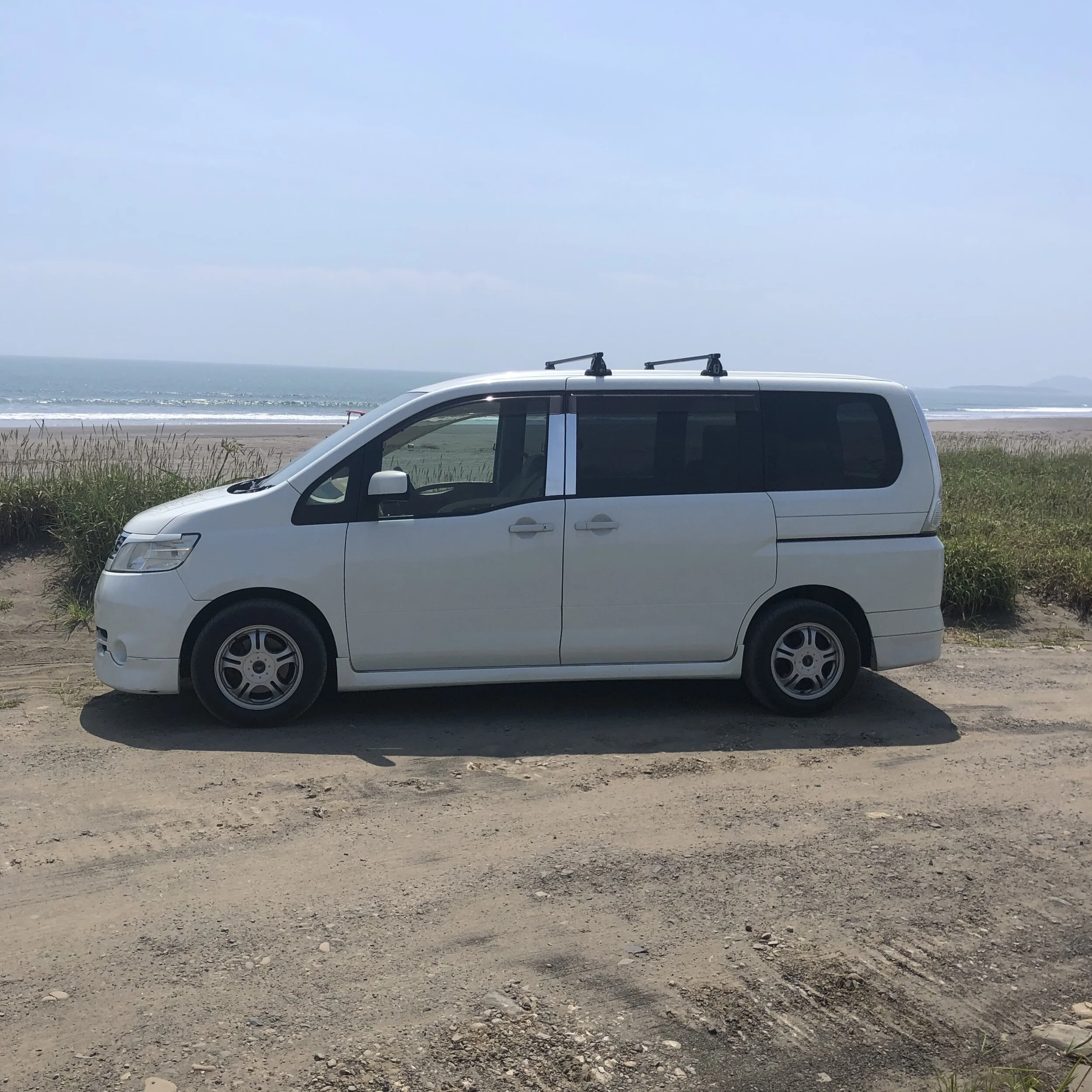 NISSAN セレナ白 u2014 Surfers Rentacar