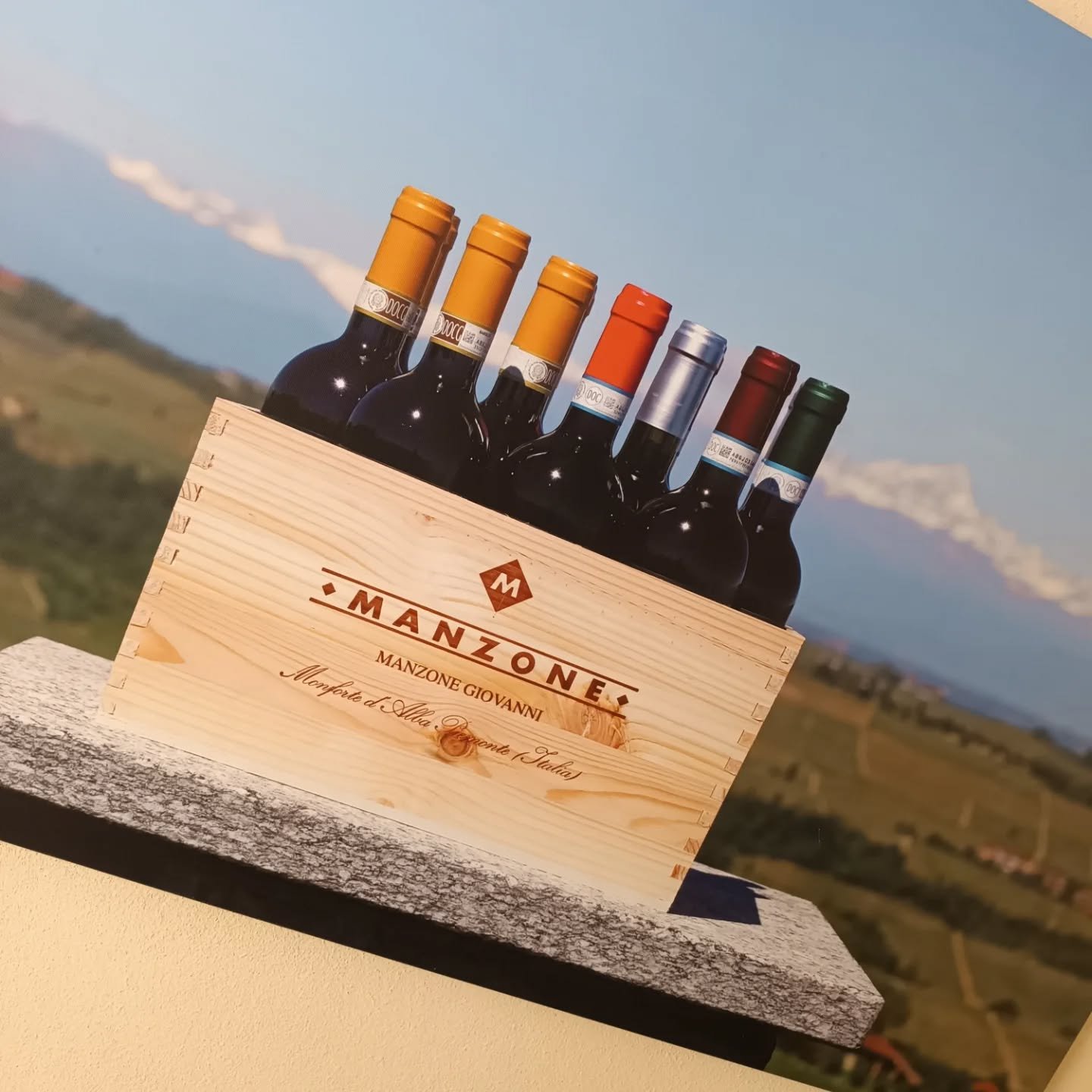 Dne&scaron;n&iacute; n&aacute;v&scaron;těva Barolo &ndash; srdce Piemontu, kde v&iacute;no p&iacute;&scaron;e svůj vlastn&iacute; př&iacute;běh. Proch&aacute;zky mezi vinicemi, kter&eacute; se t&aacute;hnou až za obzor, a sklenka Barola, kter&aacute;
