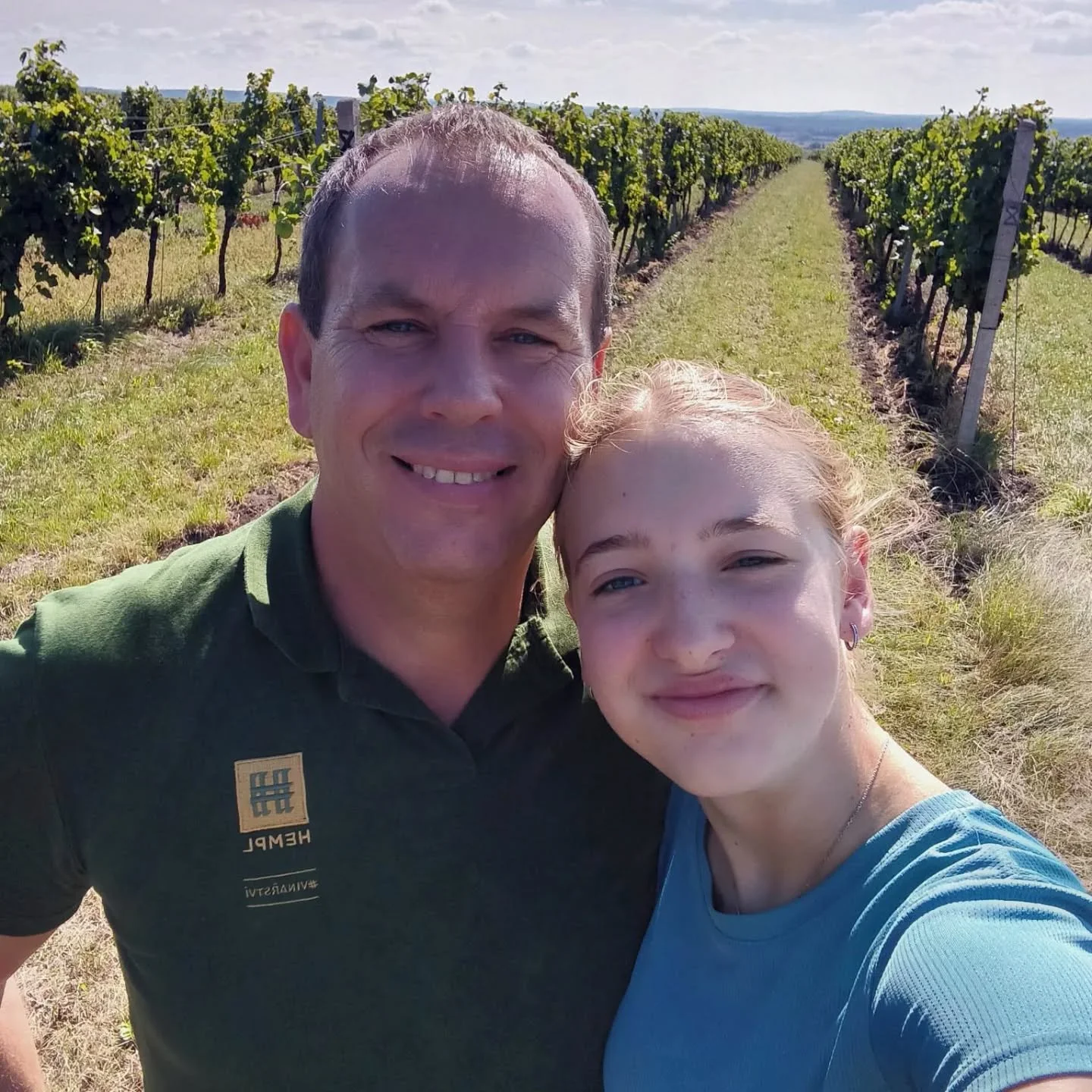 ✨ Naše dcera Domča ukončila svou první životní etapu na základní škole a s radostí oznamujeme, že se rozhodla pokračovat v našem rodinném oboru – vinařství. 🍇
Nastoupila na