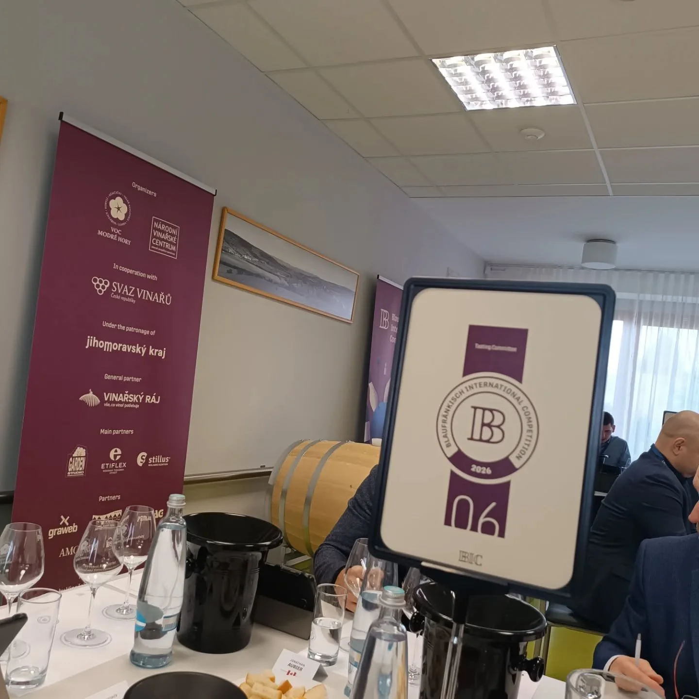 Frankovka v hlavn&iacute; roli. A pr&aacute;vem.
Dnes jsem měl tu čest z&uacute;častnit se hodnocen&iacute; v&iacute;n u př&iacute;ležitosti Mezin&aacute;rodn&iacute;ho dne Frankovek. Degustace pln&aacute; charakteru, elegance a kr&aacute;sn&yacute;c
