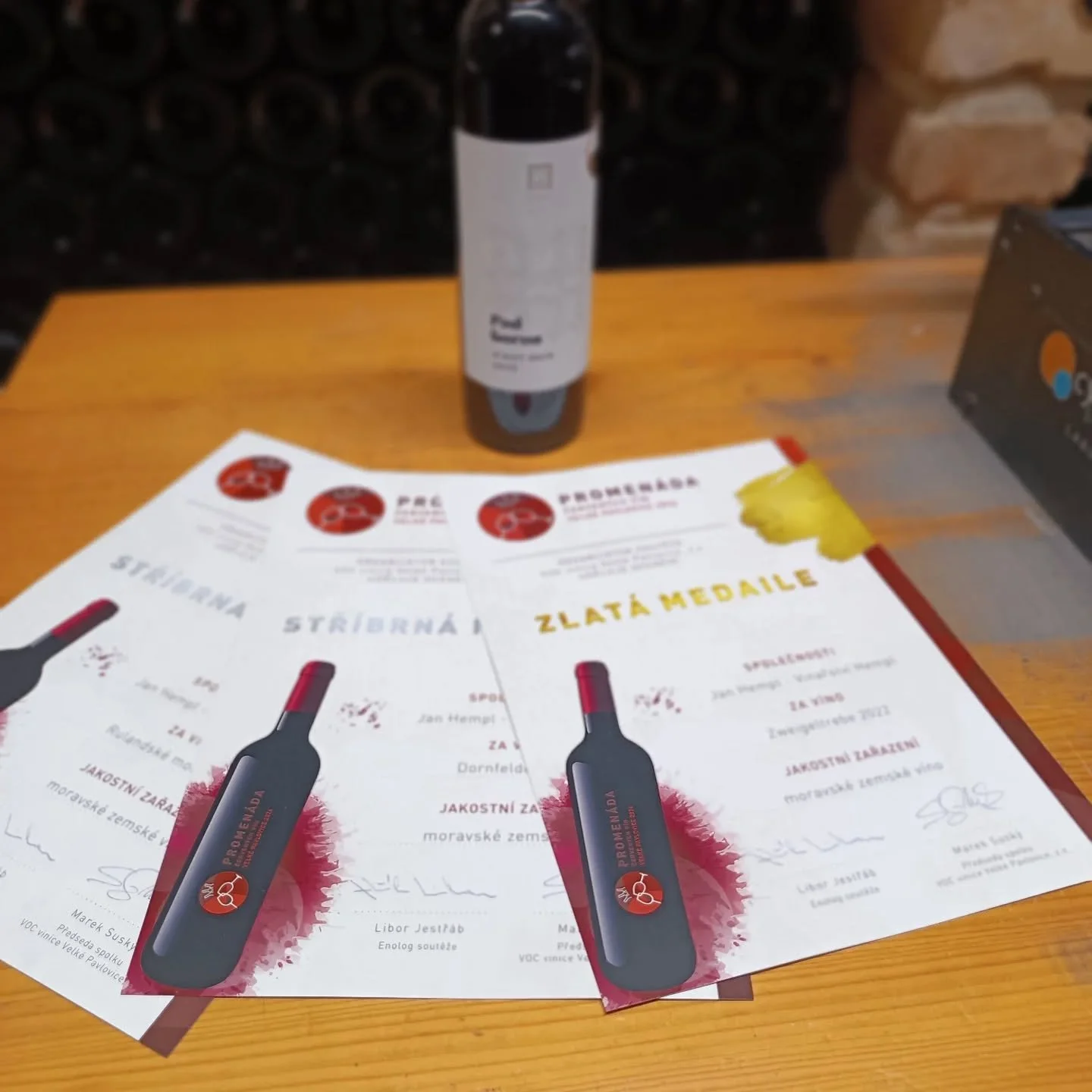 Když se potk&aacute; pr&aacute;ce, v&aacute;&scaron;eň a trochu &scaron;těst&iacute;&hellip;
Na&scaron;e červen&aacute; v&iacute;na jsme poslali na Promen&aacute;du červen&yacute;ch v&iacute;n &ndash; soutěž, kde maj&iacute; prostor jen červen&aacute