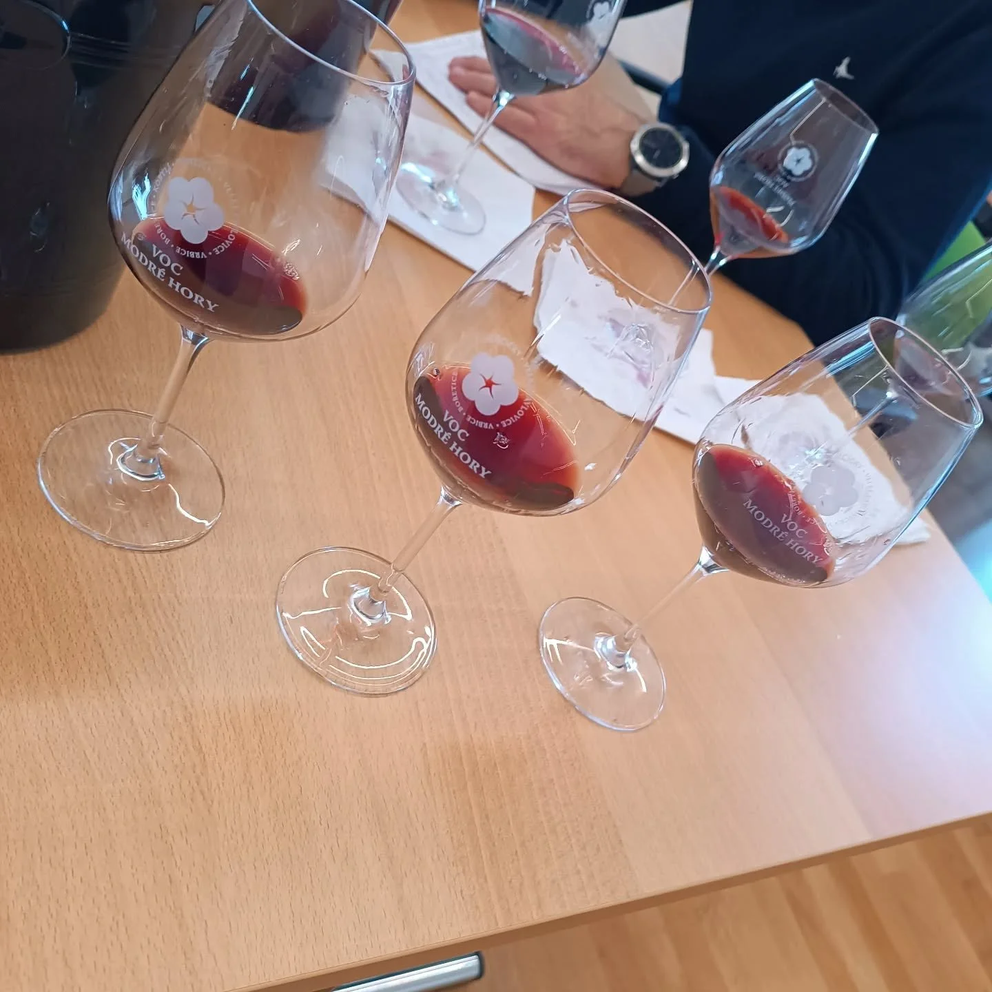 A dnes trochu relaxace u hodnocen&iacute; vin modrohorsk&yacute;ch vinařů.
#modrehory #boretice #pijuhempla #vinarstvihempl #republikkravihora