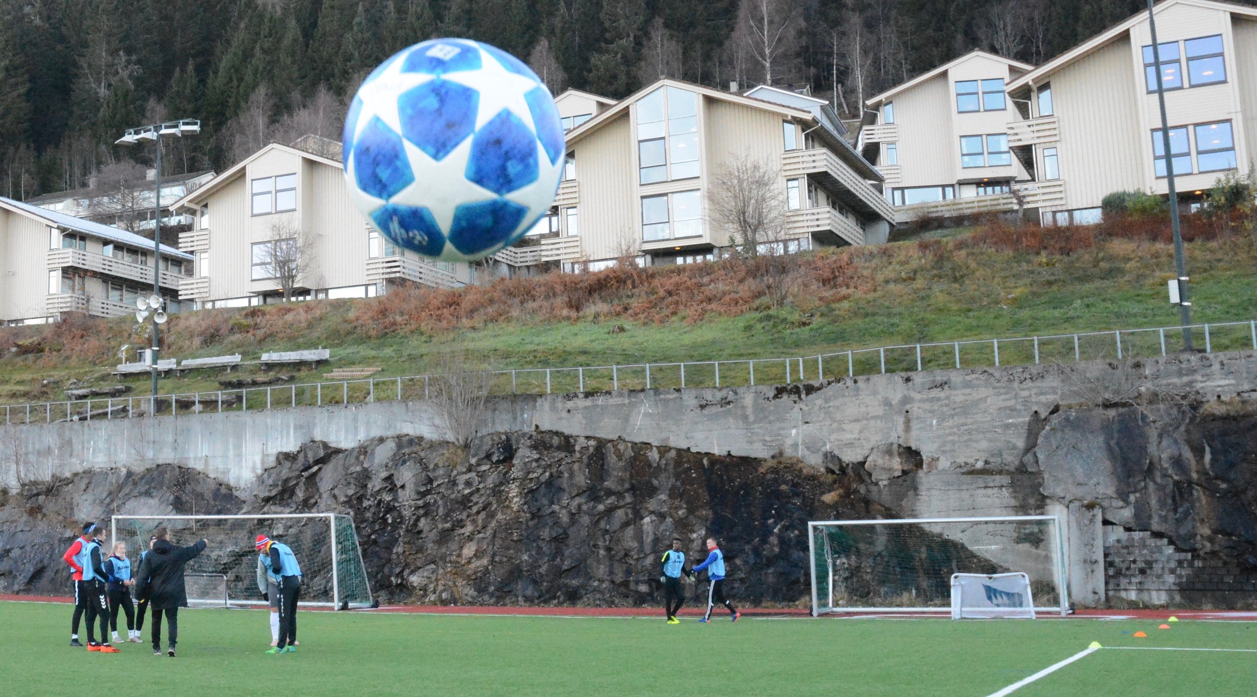 Går du på Sygna har du kort veg til alt. Fotballbane, internat, skulebygg, eit nett av stiar og idrettshall ligg i same området.