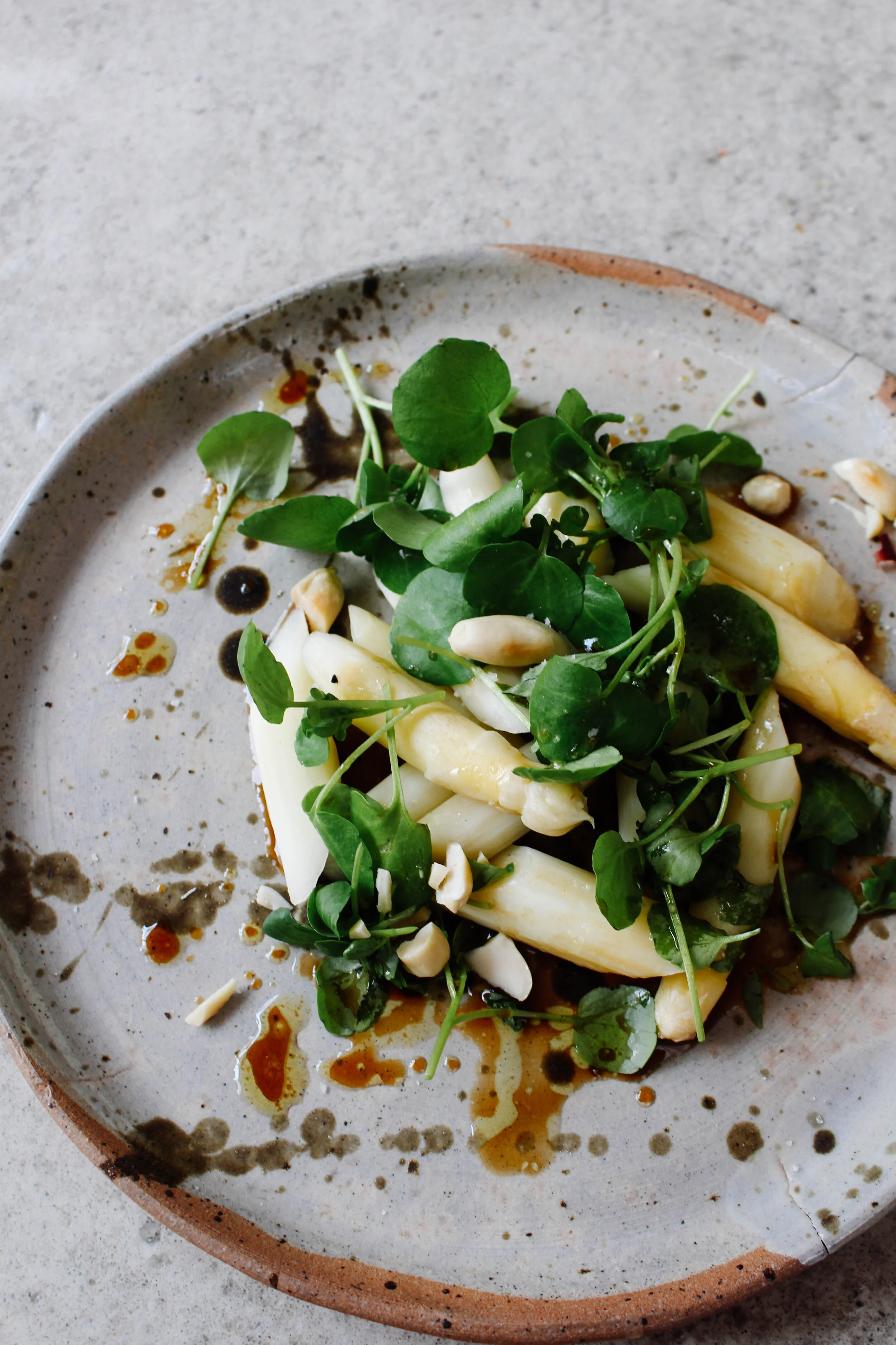 Witte asperges met waterkers en pindanoten
