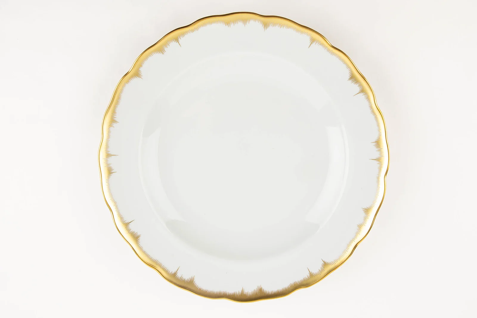 Scalloped White Accent Plate