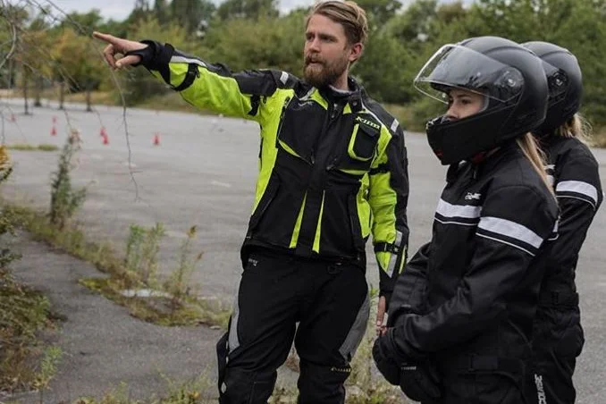  10:00 Samling med off road MC-utbildning.  Samtliga med kort kommer få lära sig grundläggande tekniker i gruskörning.  De utan MC-kort hejjar, stör, tjoar, stimmar - agerar terräng. Alla kommer känna sig delaktiga. 