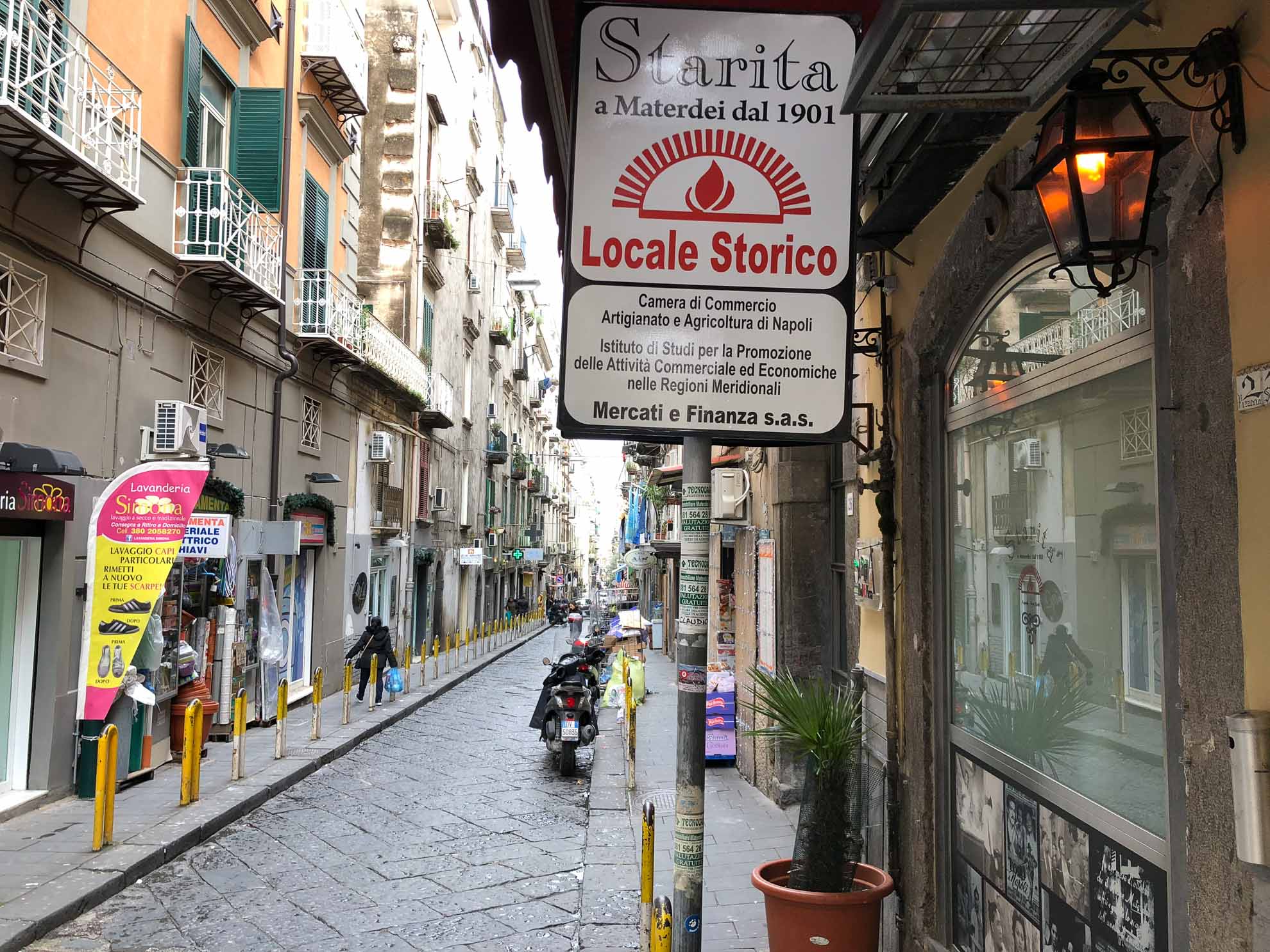 Der letzte Tag unserer Italienreise bricht an. Wir fahren noch einmal in die Stadt nach Neapel.