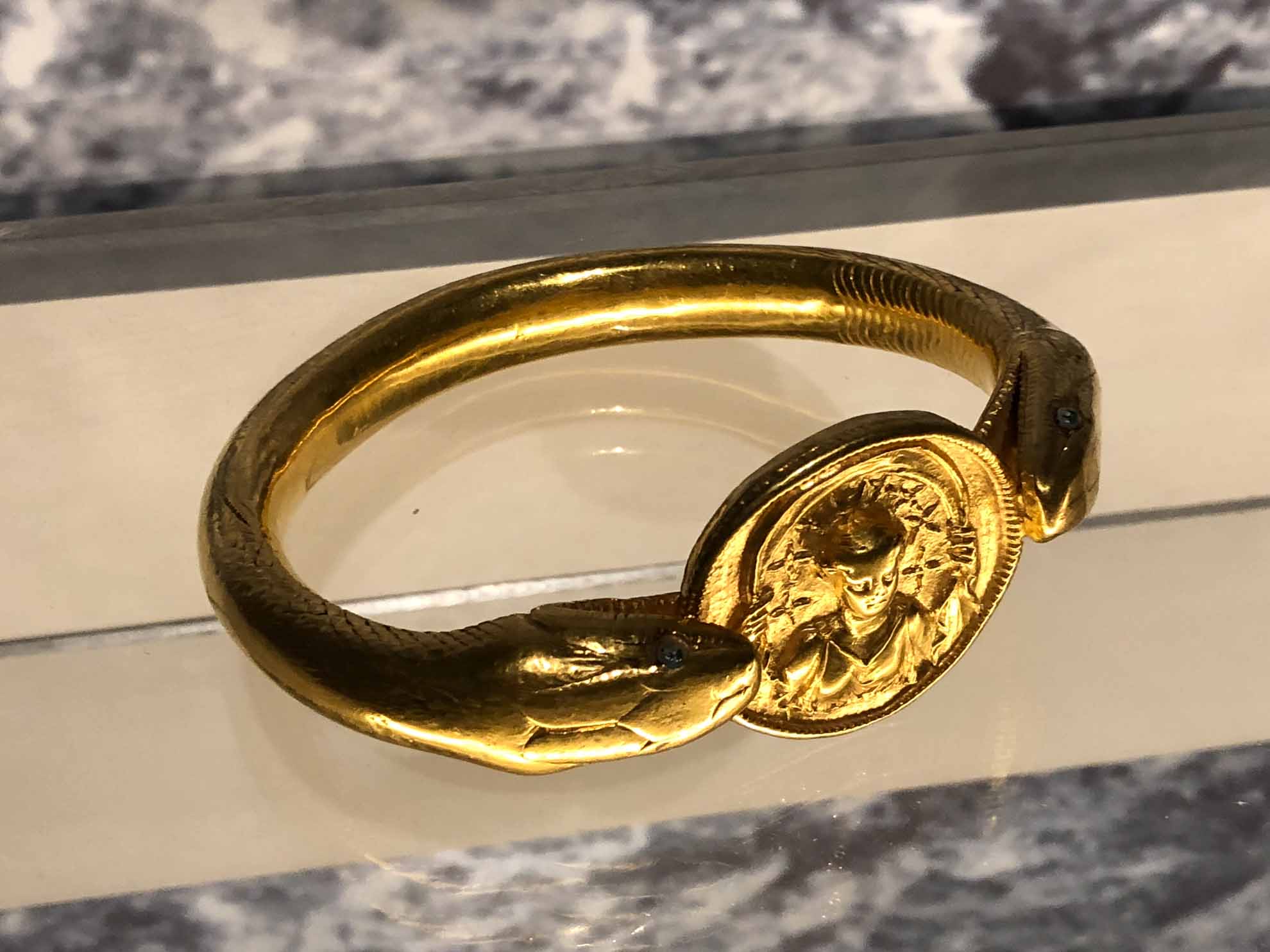 … und über Schmuck aus der Antike.